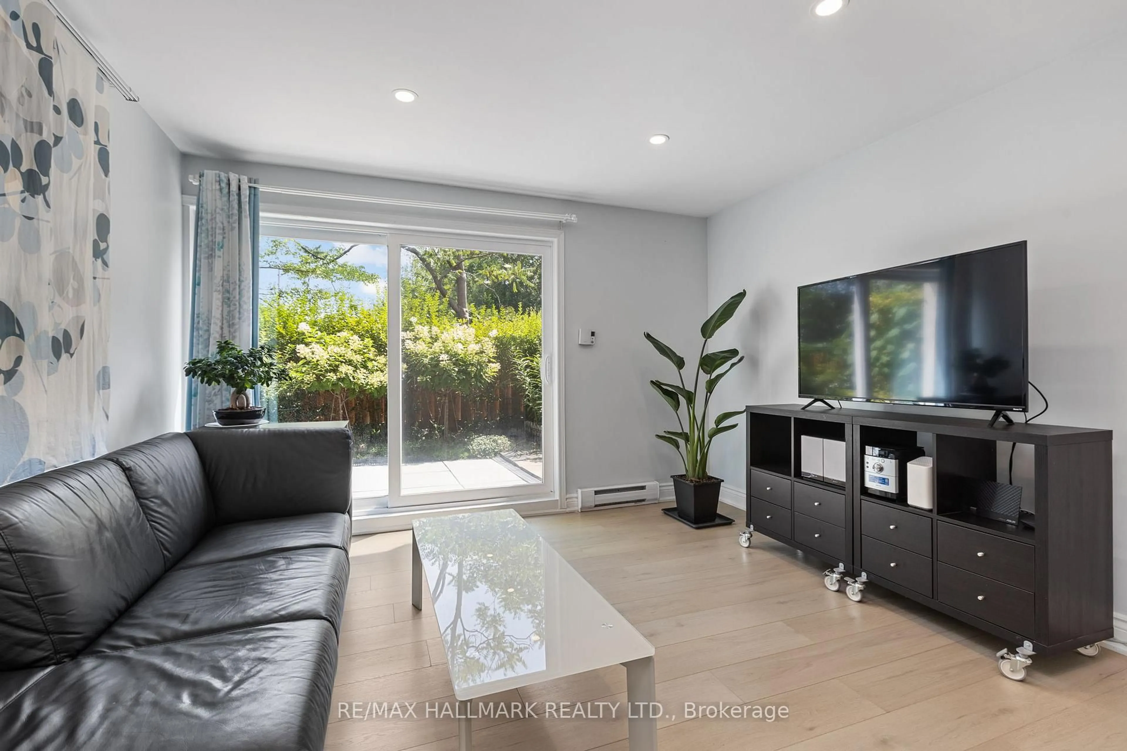 Living room with furniture, unknown for 3040 Constitution Blvd #130, Mississauga Ontario L4Y 3X7