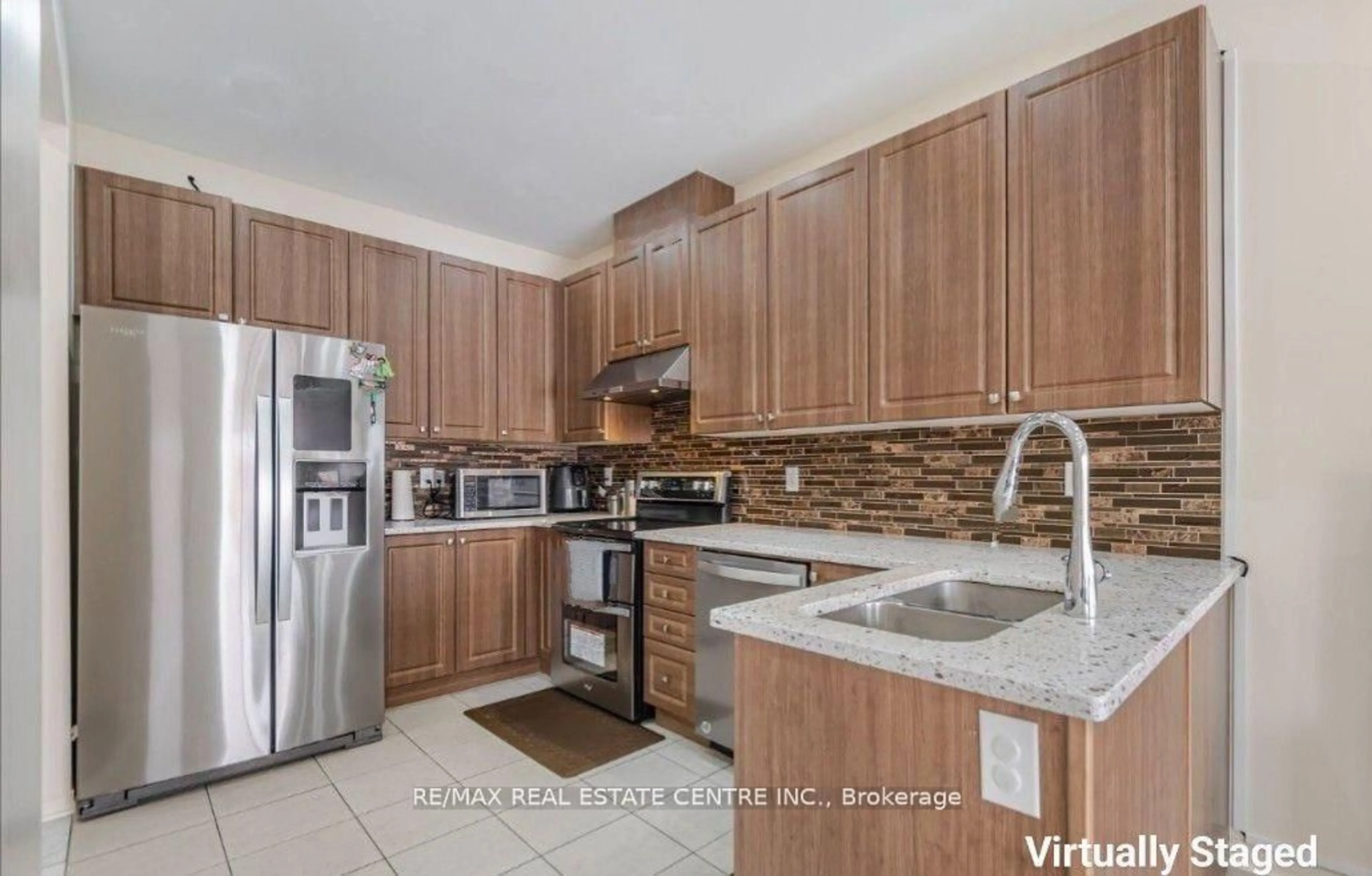 Open concept kitchen, ceramic/tile floor for 14 Gulfbrook Circ, Brampton Ontario L6Z 0G4