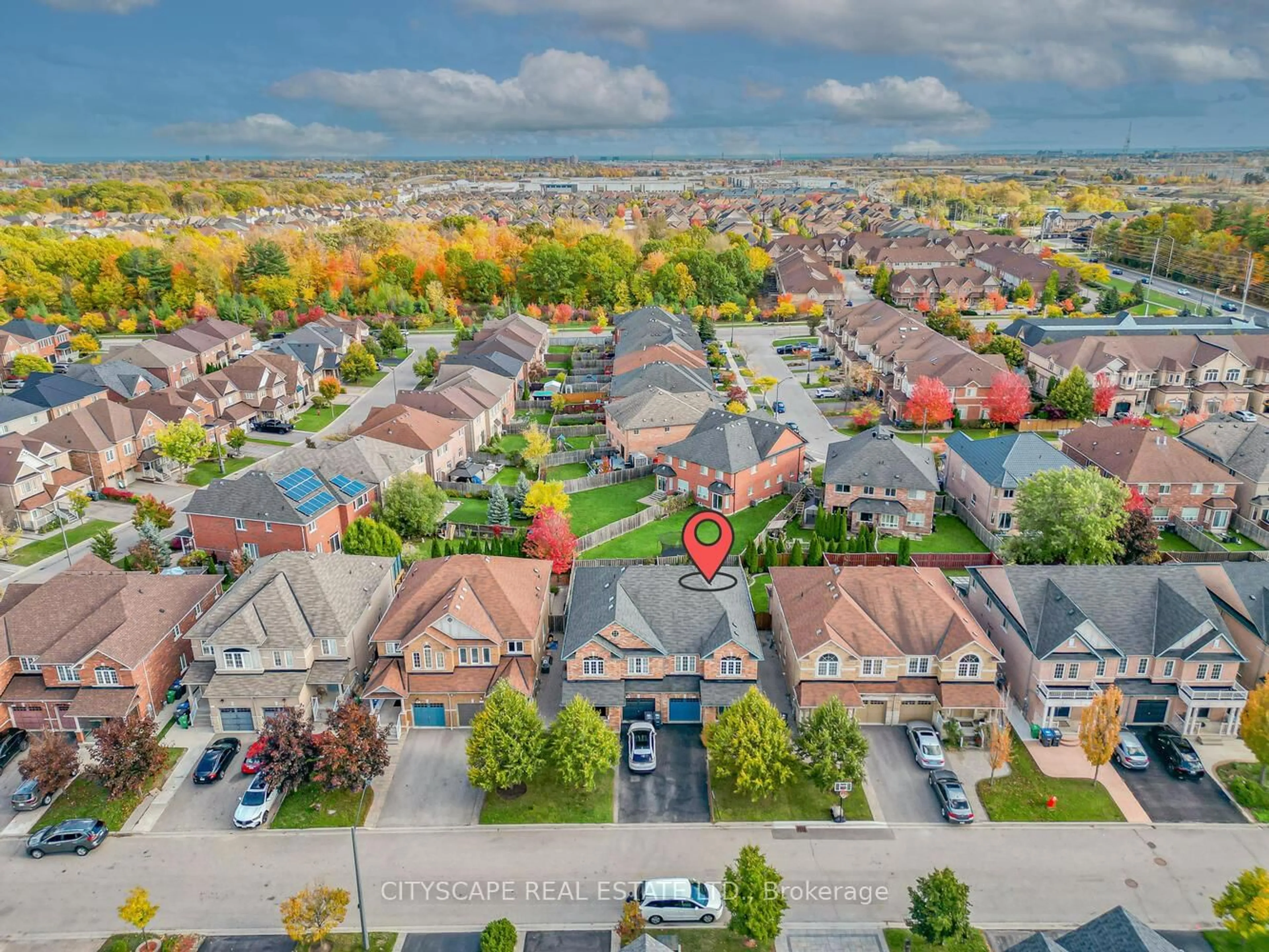 A pic from outside/outdoor area/front of a property/back of a property/a pic from drone, street for 3938 Burdette Terr, Mississauga Ontario L5M 0J2