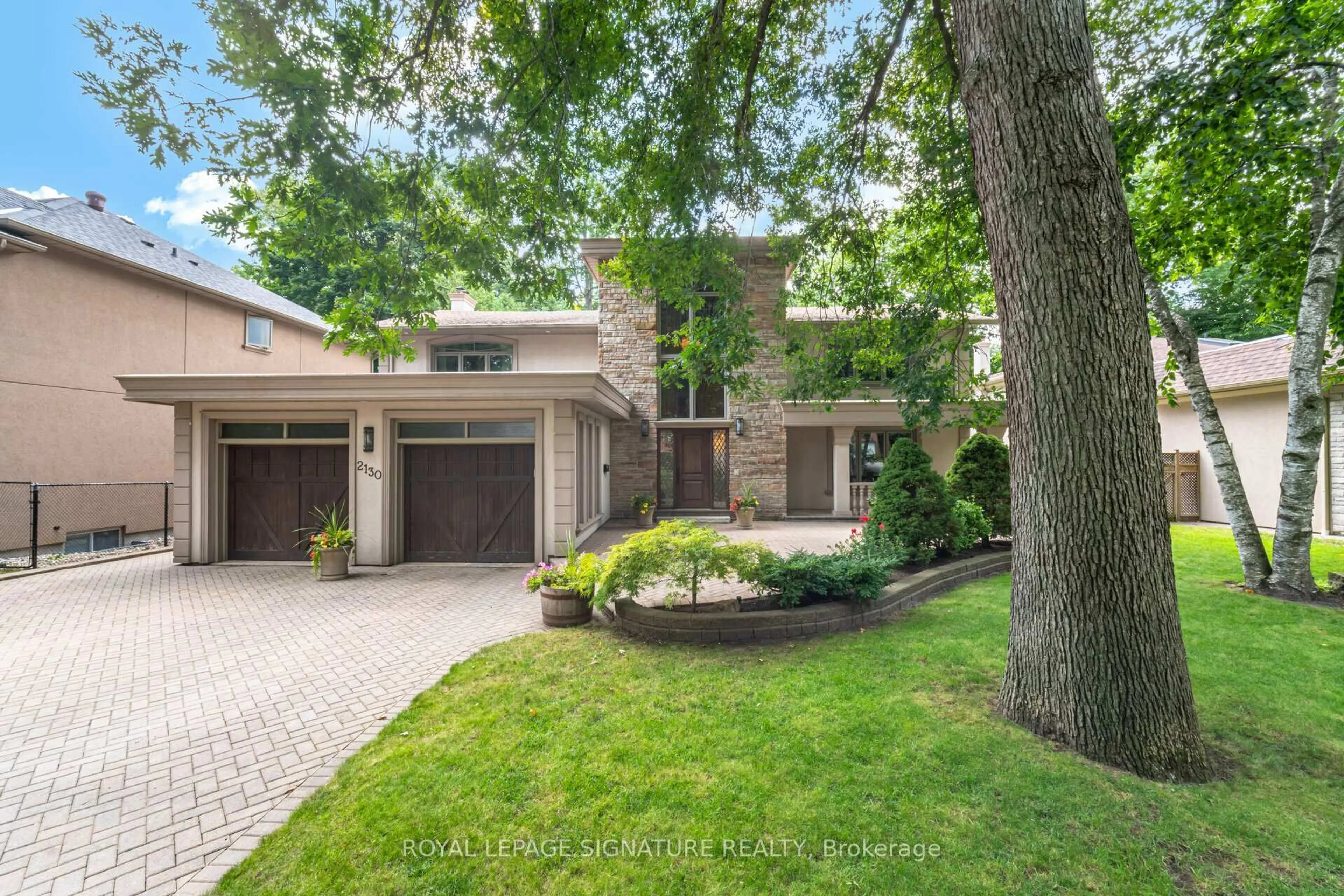 Home with brick exterior material, street for 2130 Autumn Breeze Dr, Mississauga Ontario L5B 1R4