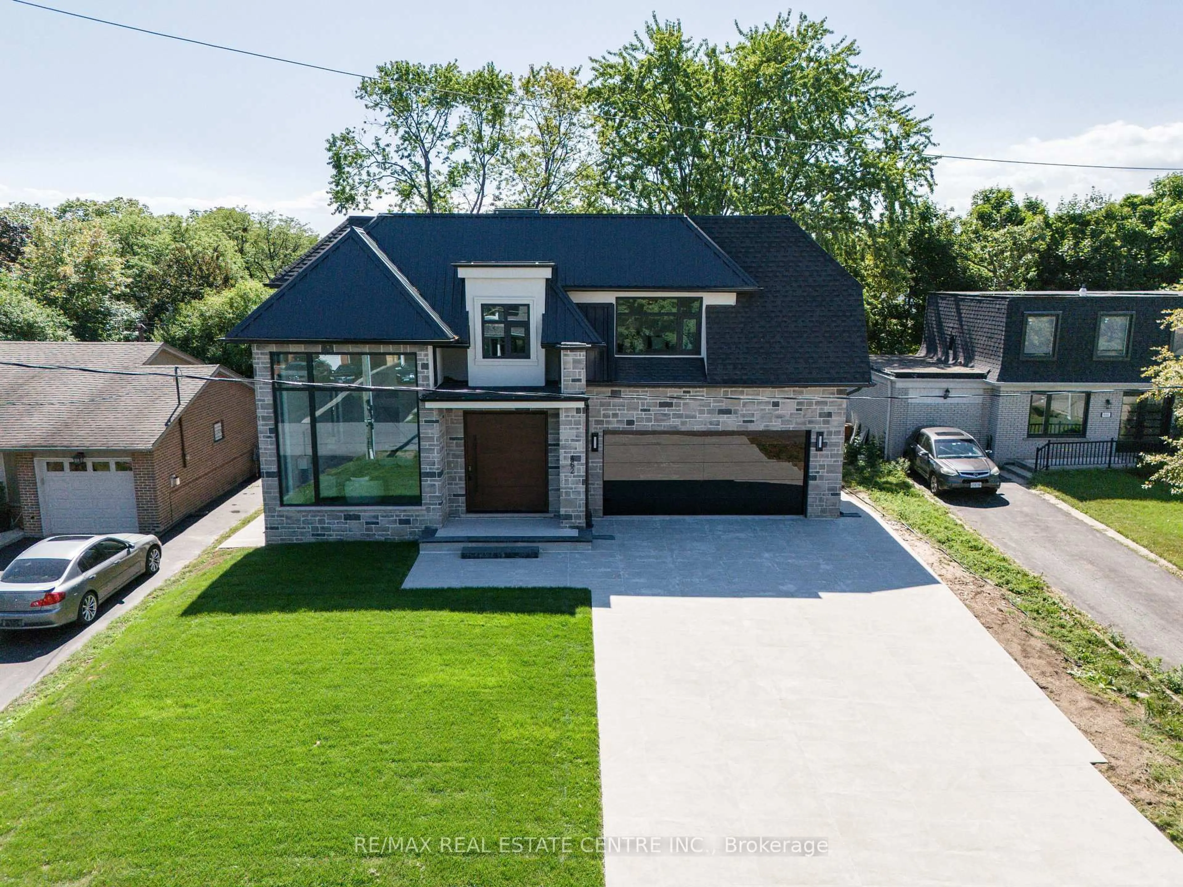 A pic from outside/outdoor area/front of a property/back of a property/a pic from drone, street for 462 Southland Cres, Oakville Ontario L6L 3N8
