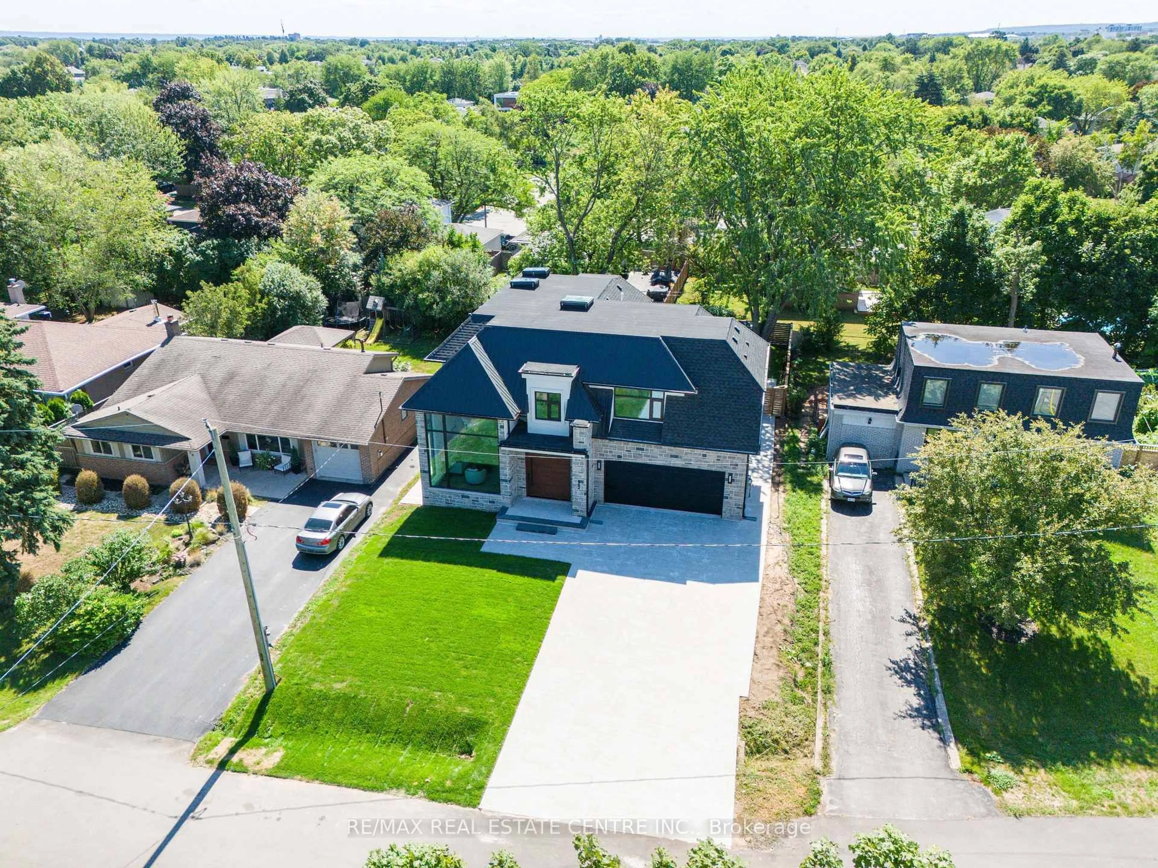 A pic from outside/outdoor area/front of a property/back of a property/a pic from drone, street for 462 Southland Cres, Oakville Ontario L6L 3N8