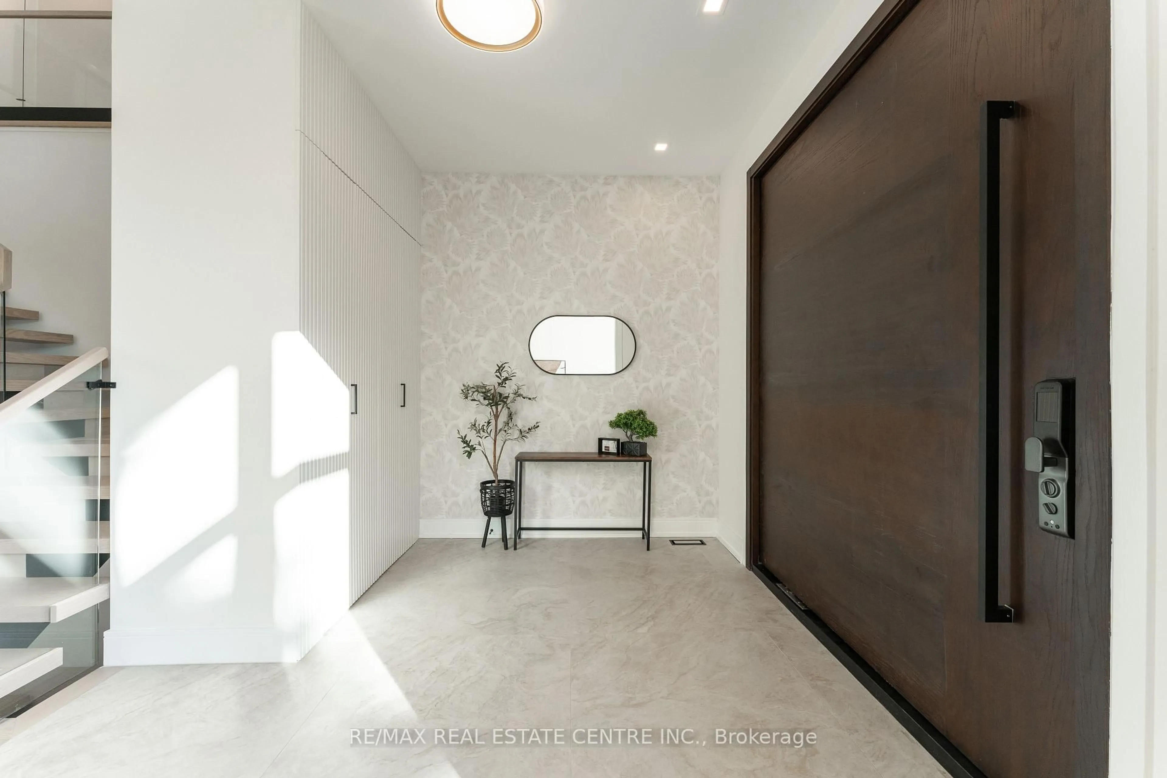 Indoor foyer for 462 Southland Cres, Oakville Ontario L6L 3N8