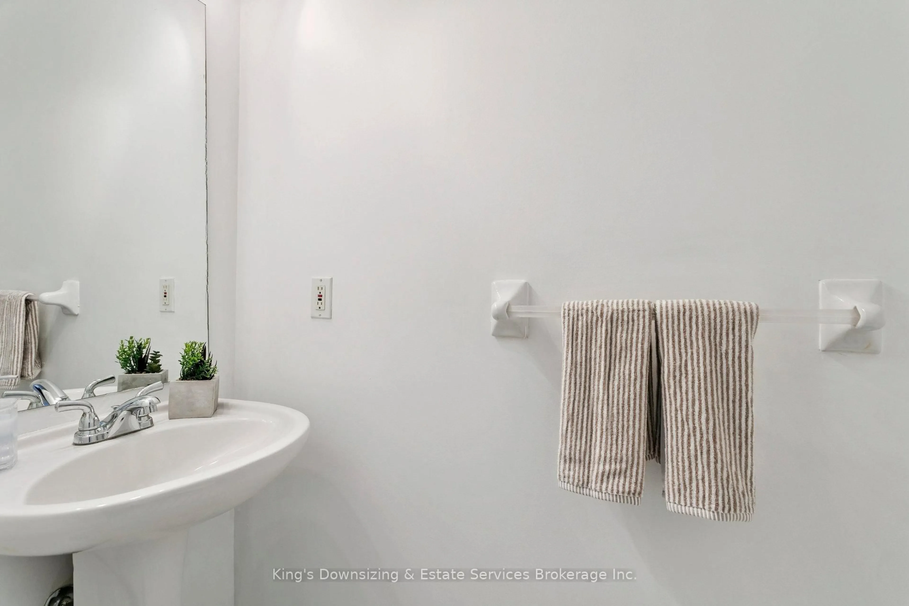 Standard bathroom, unknown for 42 Lake Louise Dr, Brampton Ontario L6X 4W5