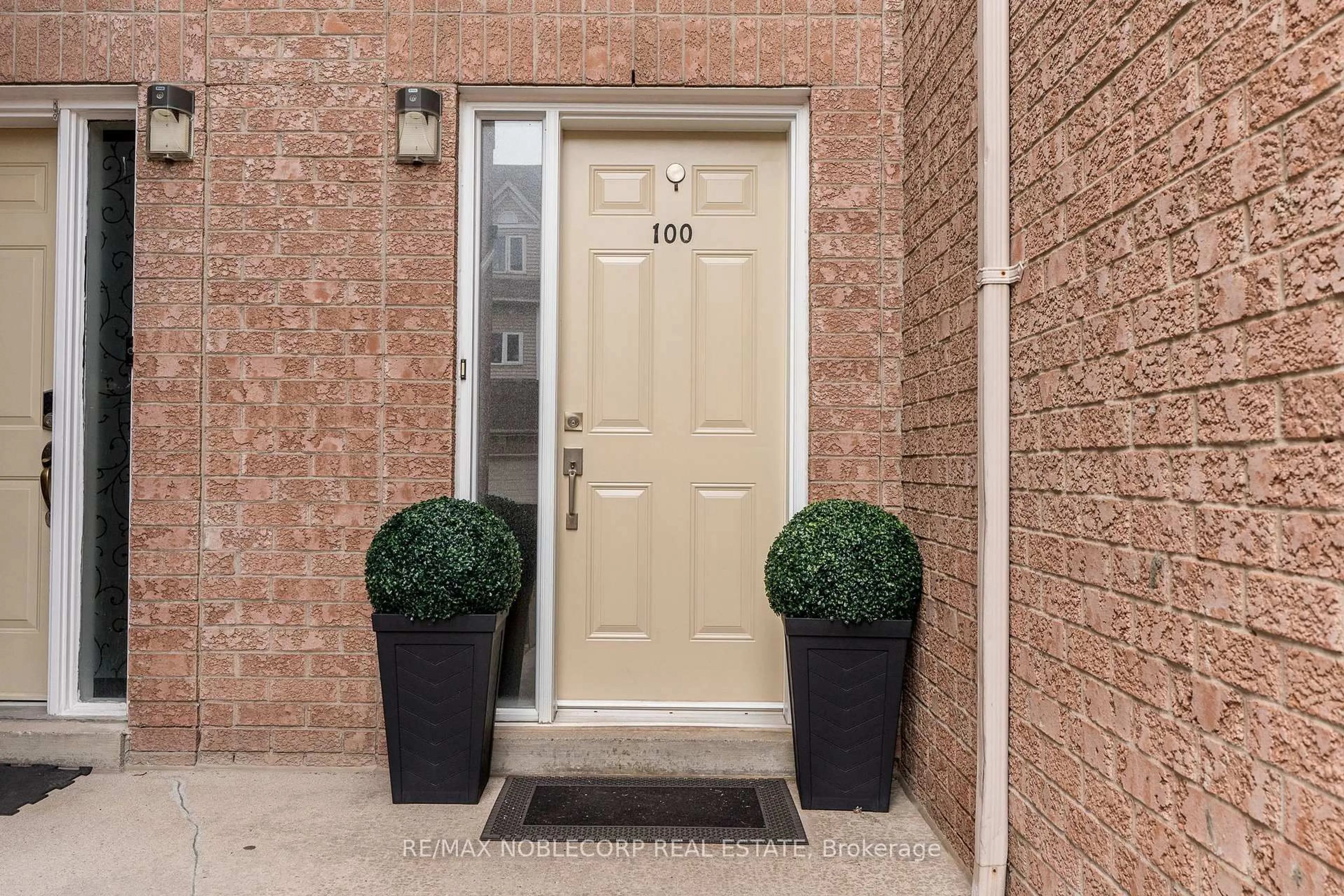 Indoor entryway for 107 Bristol Rd #100, Mississauga Ontario L4Z 3P6