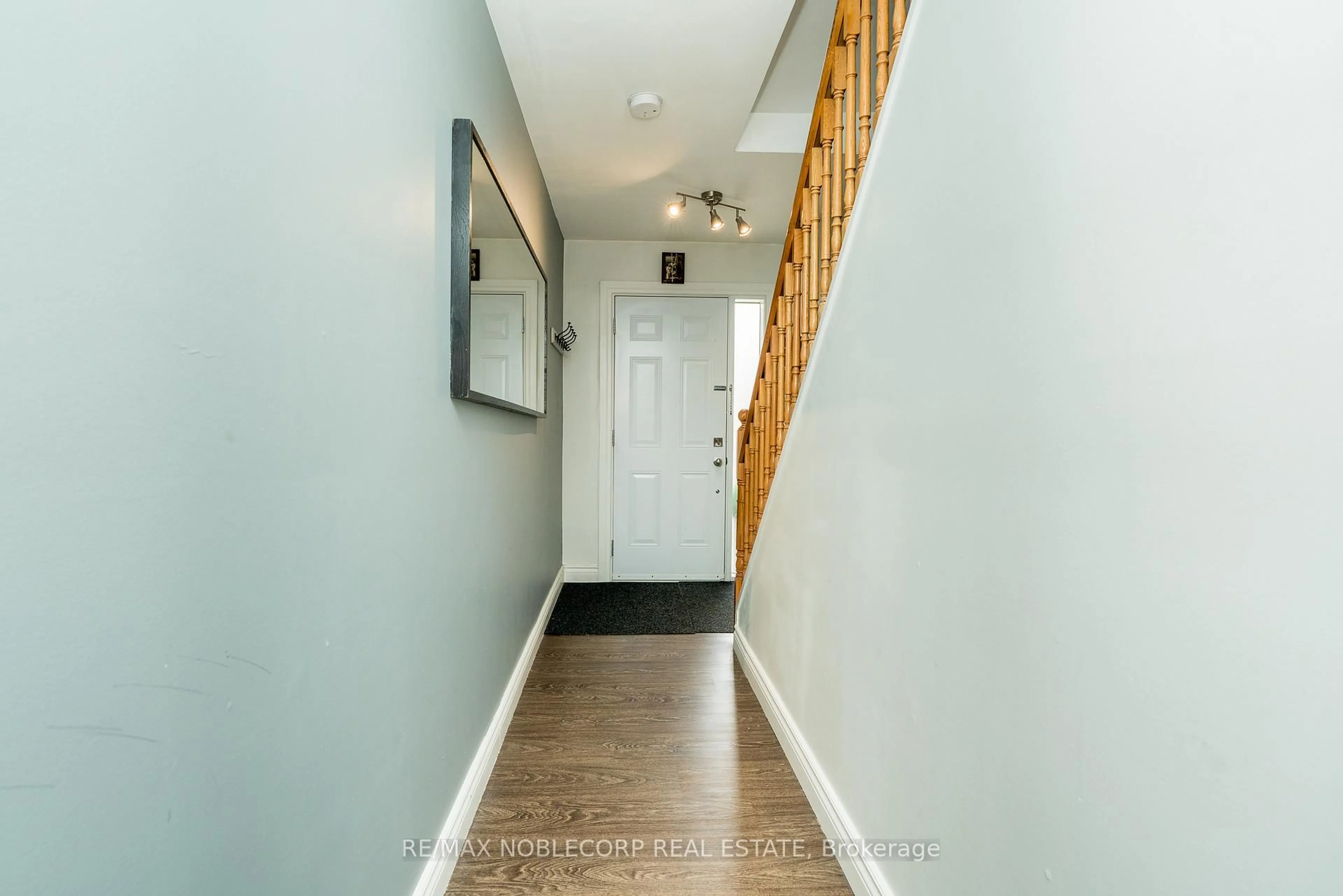 Indoor entryway for 107 Bristol Rd #100, Mississauga Ontario L4Z 3P6