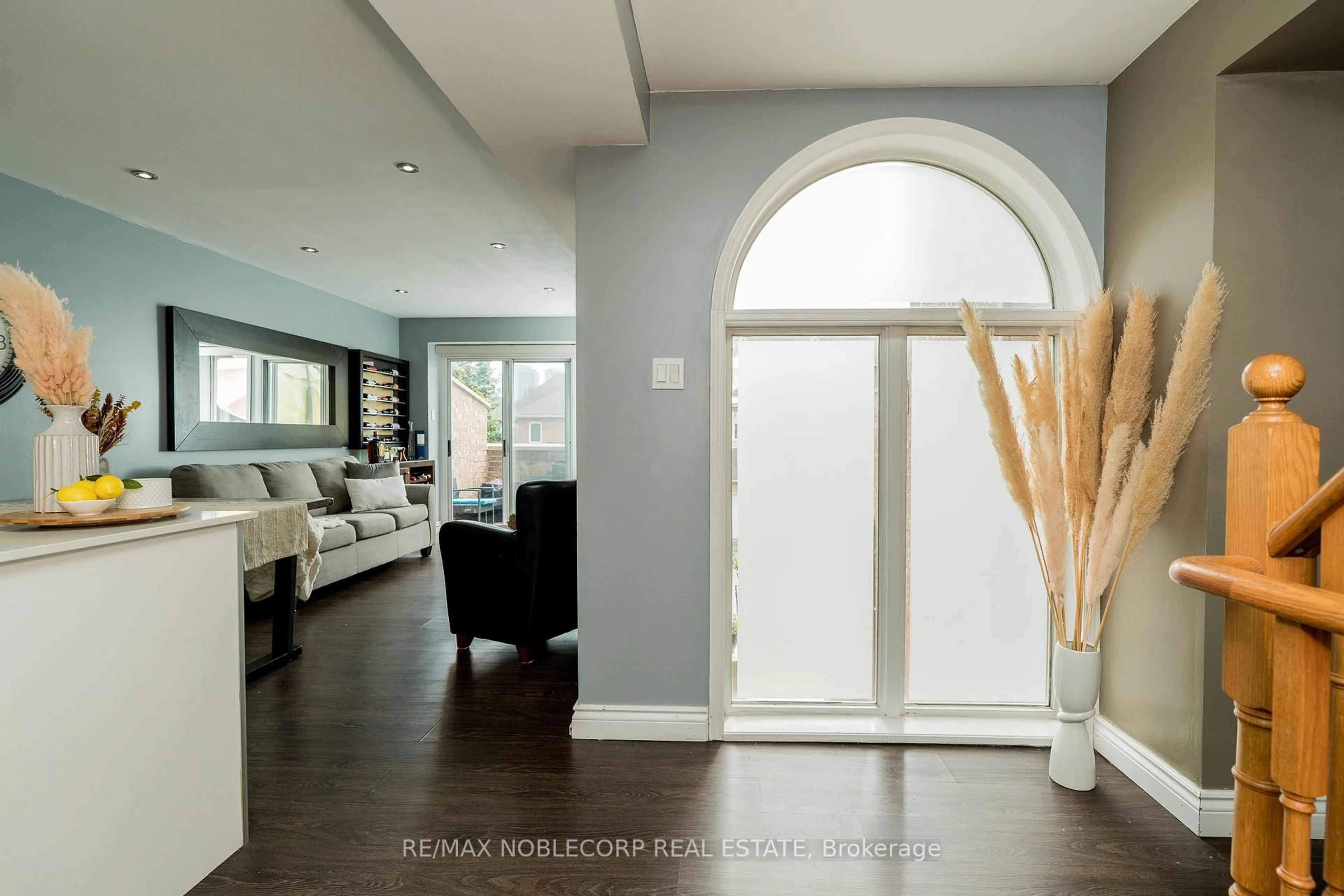 Indoor entryway for 107 Bristol Rd #100, Mississauga Ontario L4Z 3P6