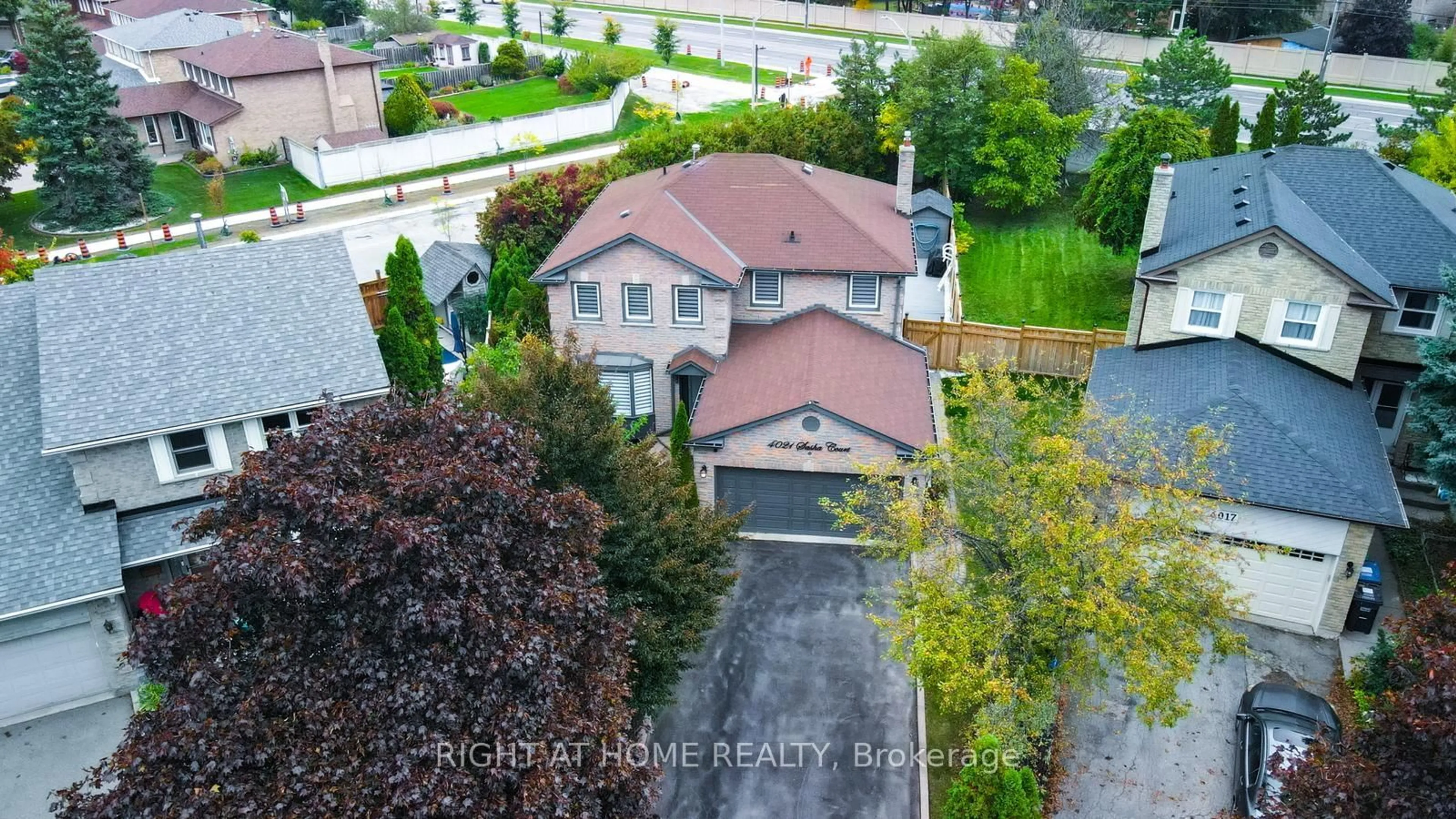 A pic from outside/outdoor area/front of a property/back of a property/a pic from drone, street for 4021 Sasha Crt, Mississauga Ontario L4W 3K9