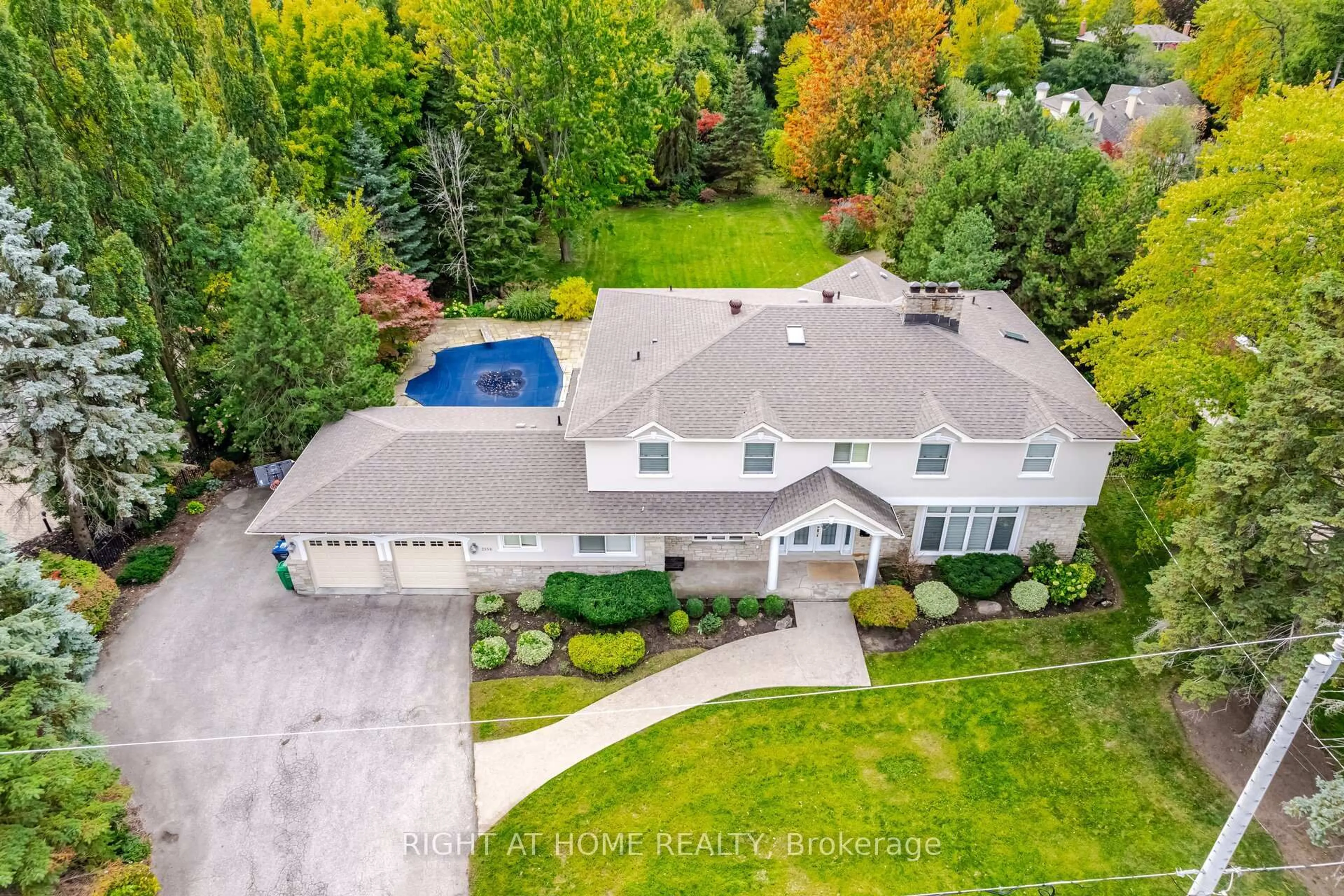 A pic from outside/outdoor area/front of a property/back of a property/a pic from drone, unknown for 2154 Oneida Cres, Mississauga Ontario L5C 1V6