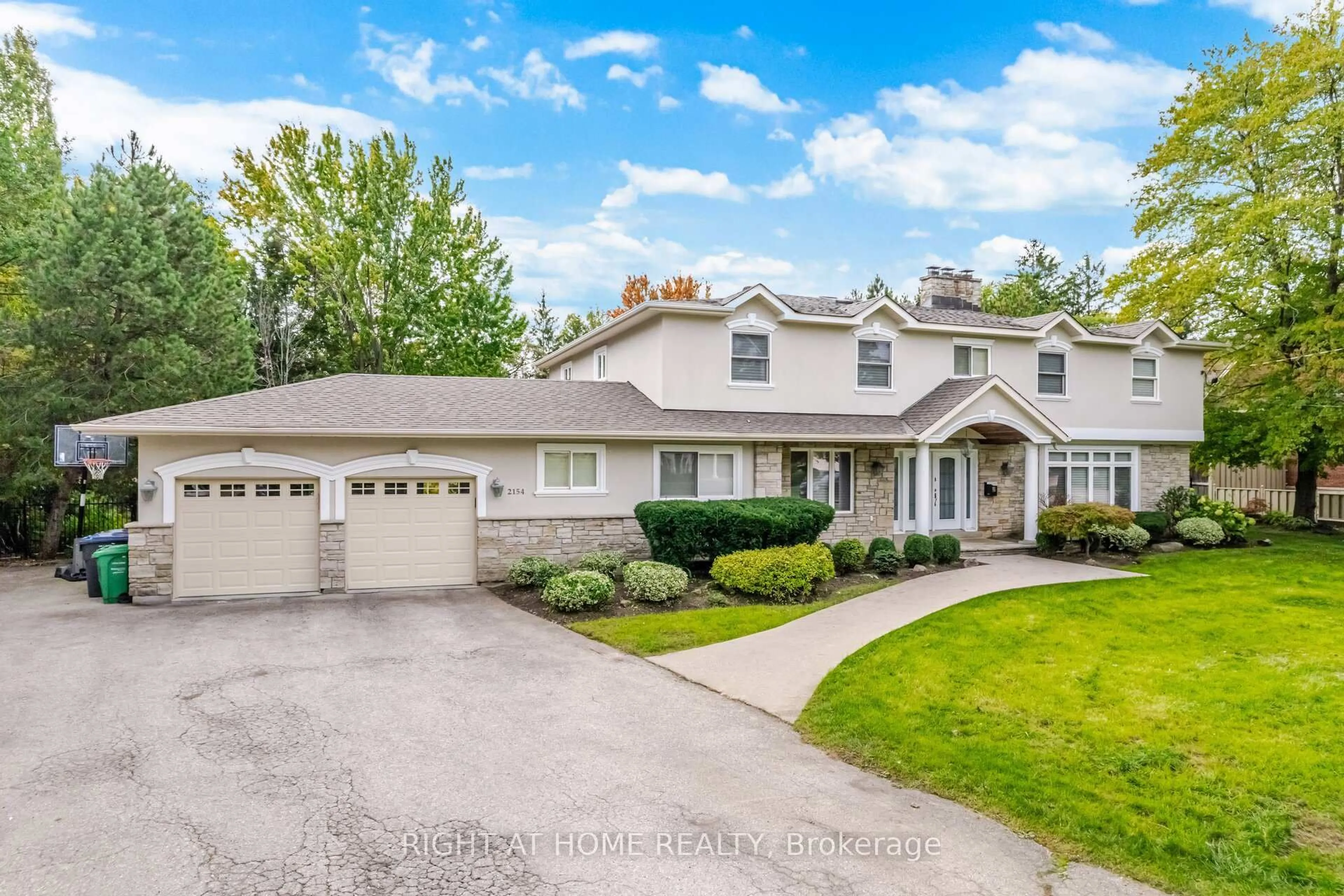 Unknown for 2154 Oneida Cres, Mississauga Ontario L5C 1V6