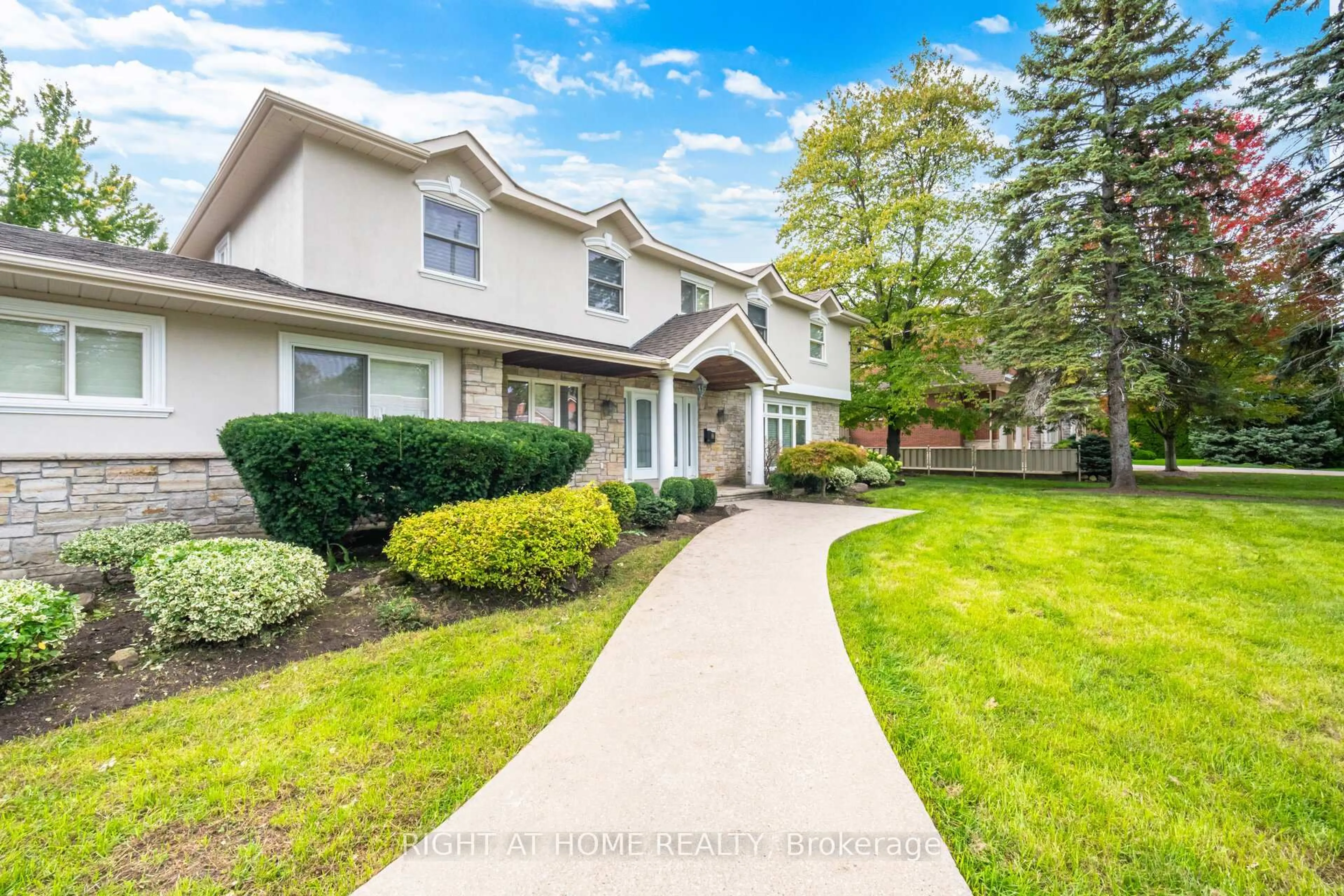 Home with vinyl exterior material, street for 2154 Oneida Cres, Mississauga Ontario L5C 1V6