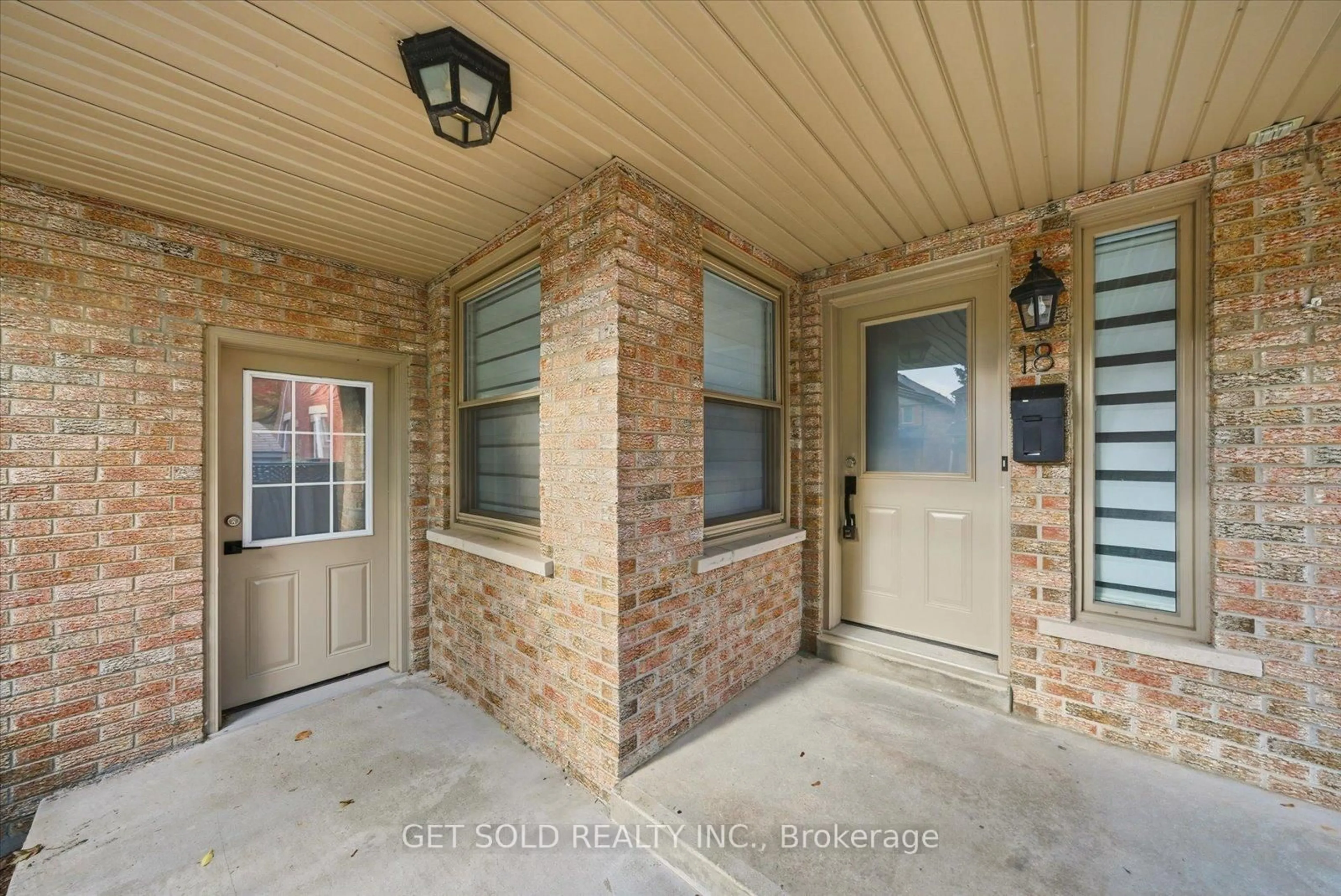 Indoor entryway for 18 Mill St, Brampton Ontario L6Y 1S5