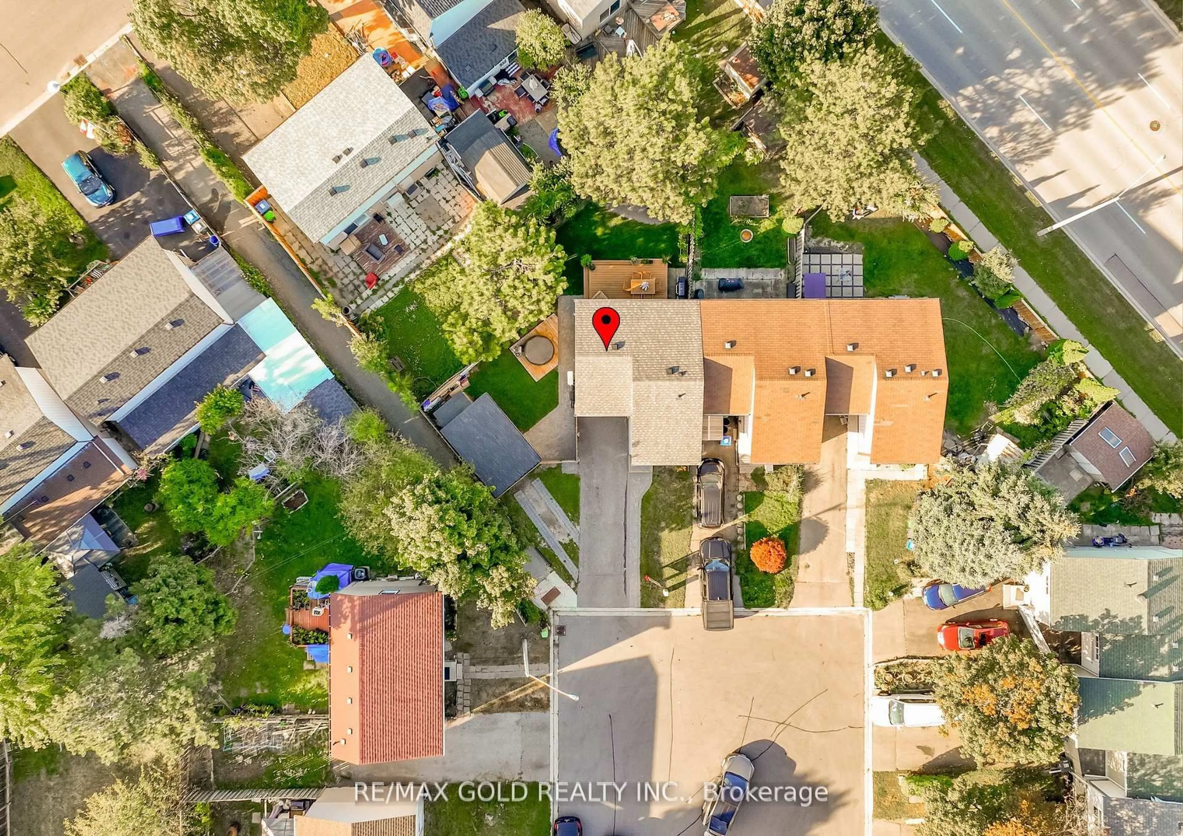 A pic from outside/outdoor area/front of a property/back of a property/a pic from drone, street for 18 Juliette Sq, Brampton Ontario L6S 2M6