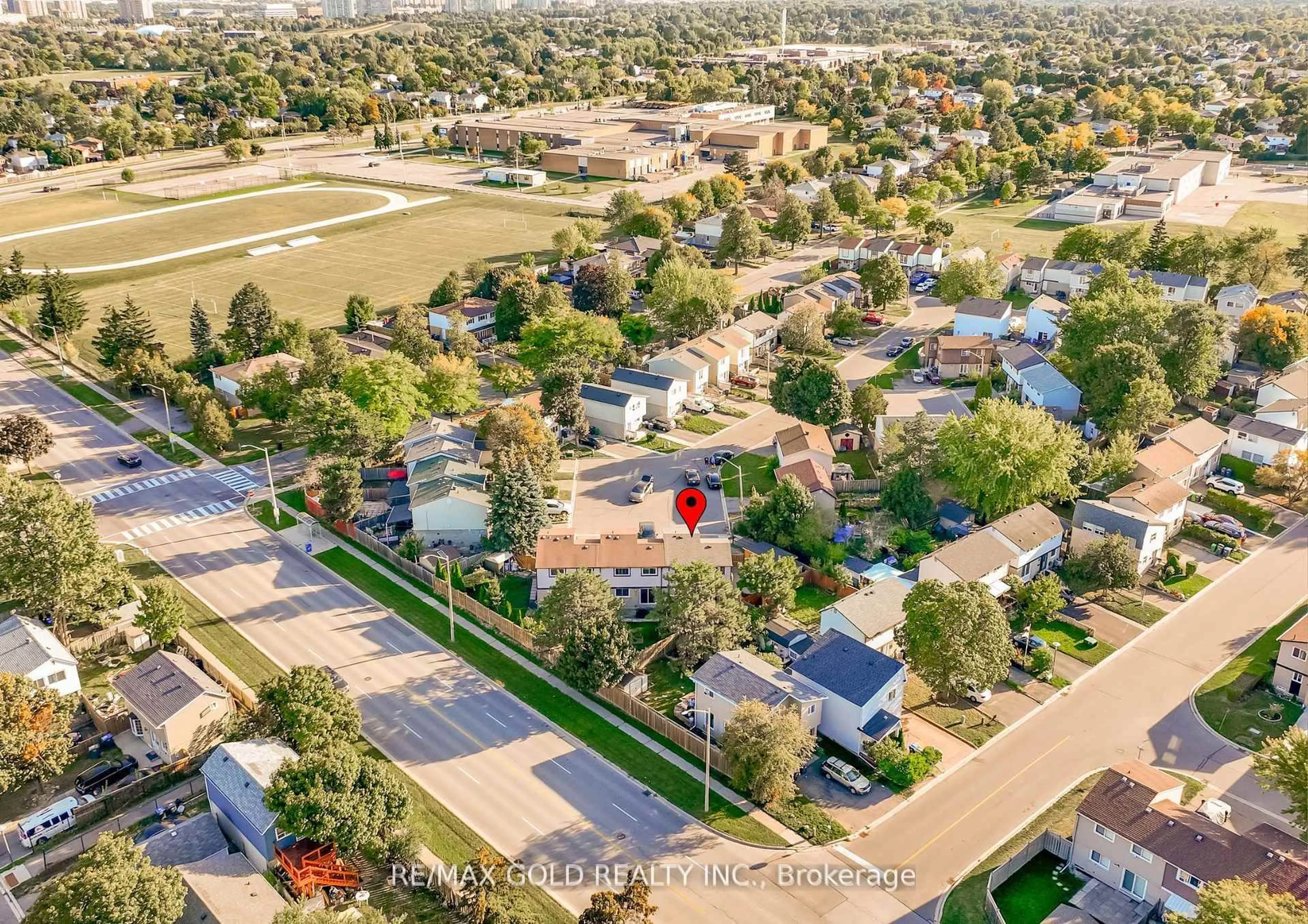A pic from outside/outdoor area/front of a property/back of a property/a pic from drone, street for 18 Juliette Sq, Brampton Ontario L6S 2M6