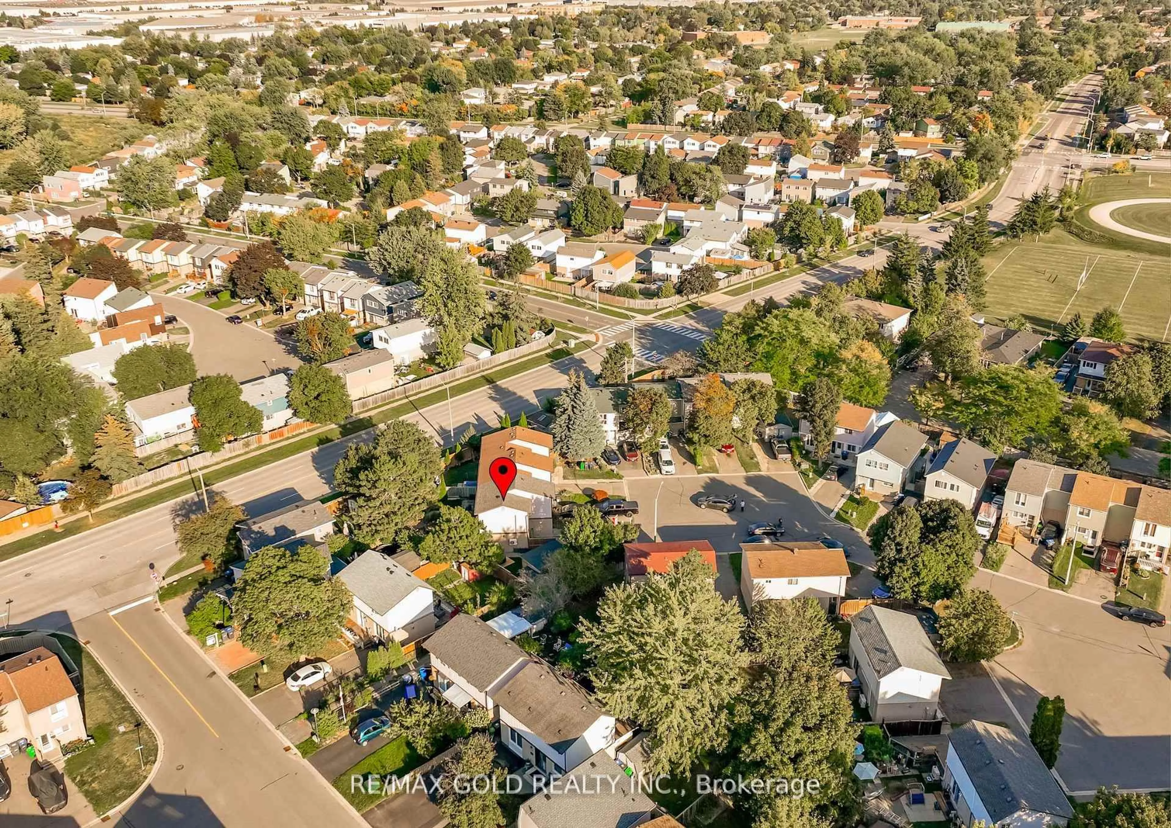 A pic from outside/outdoor area/front of a property/back of a property/a pic from drone, street for 18 Juliette Sq, Brampton Ontario L6S 2M6