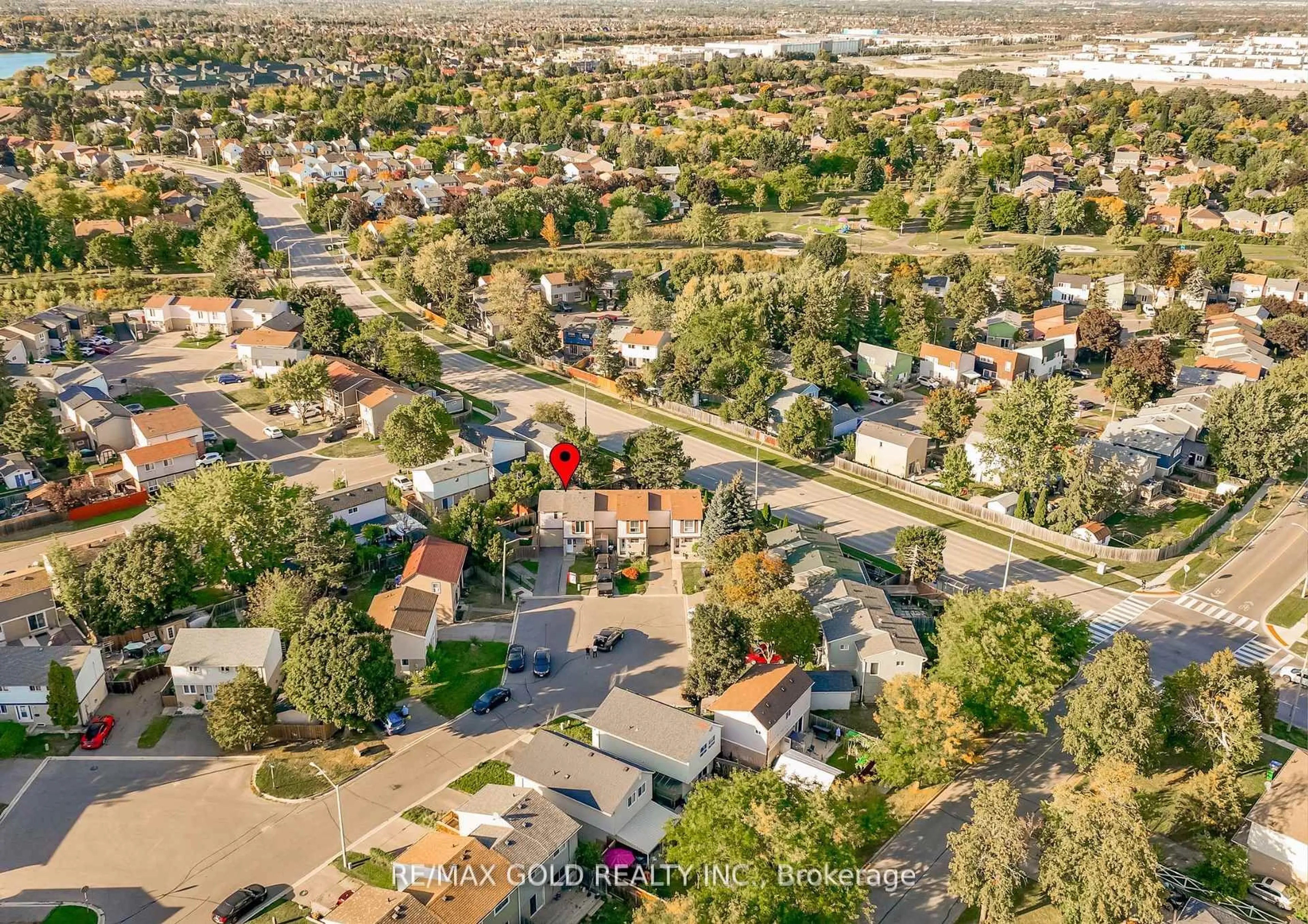 A pic from outside/outdoor area/front of a property/back of a property/a pic from drone, street for 18 Juliette Sq, Brampton Ontario L6S 2M6