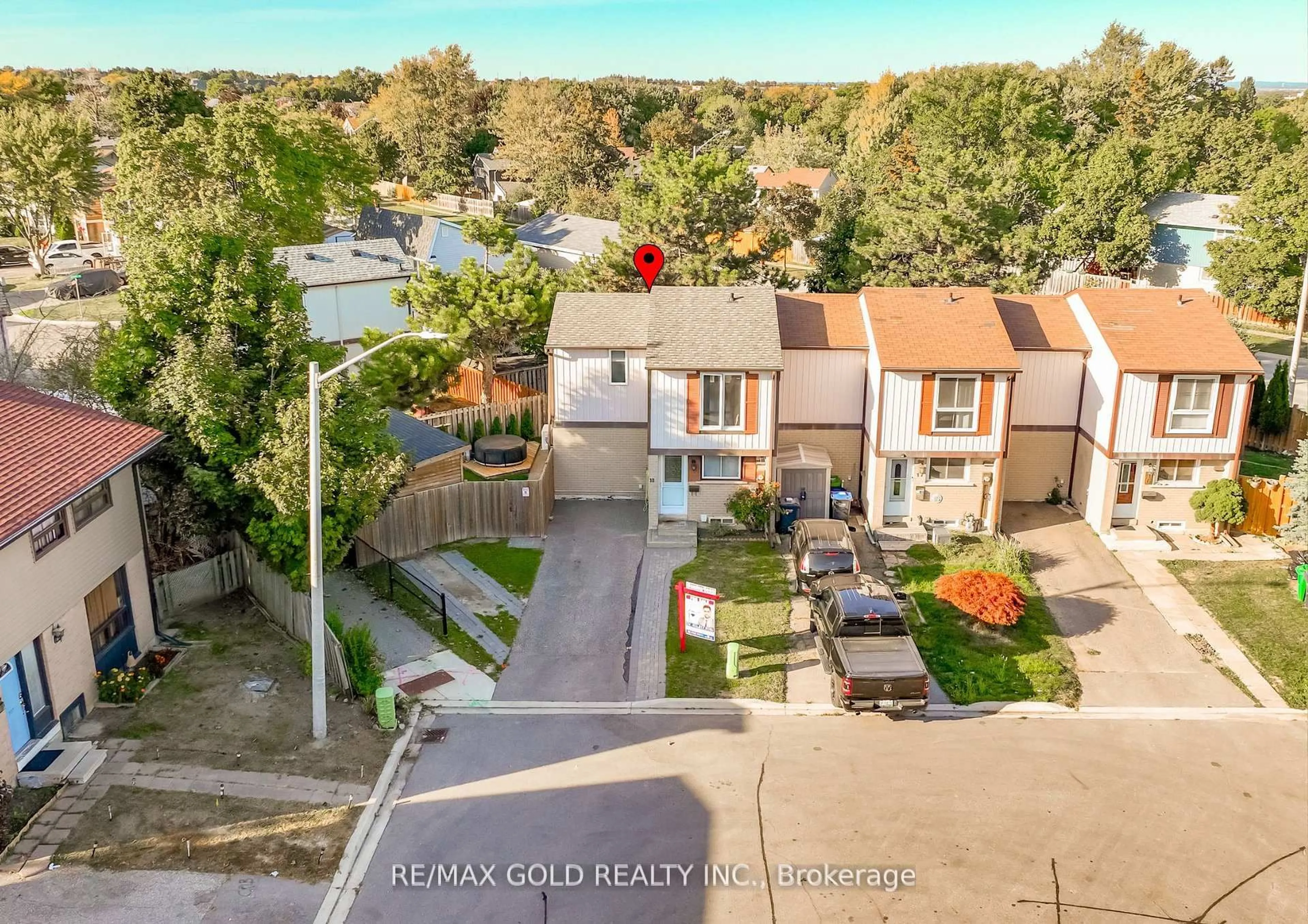 A pic from outside/outdoor area/front of a property/back of a property/a pic from drone, street for 18 Juliette Sq, Brampton Ontario L6S 2M6