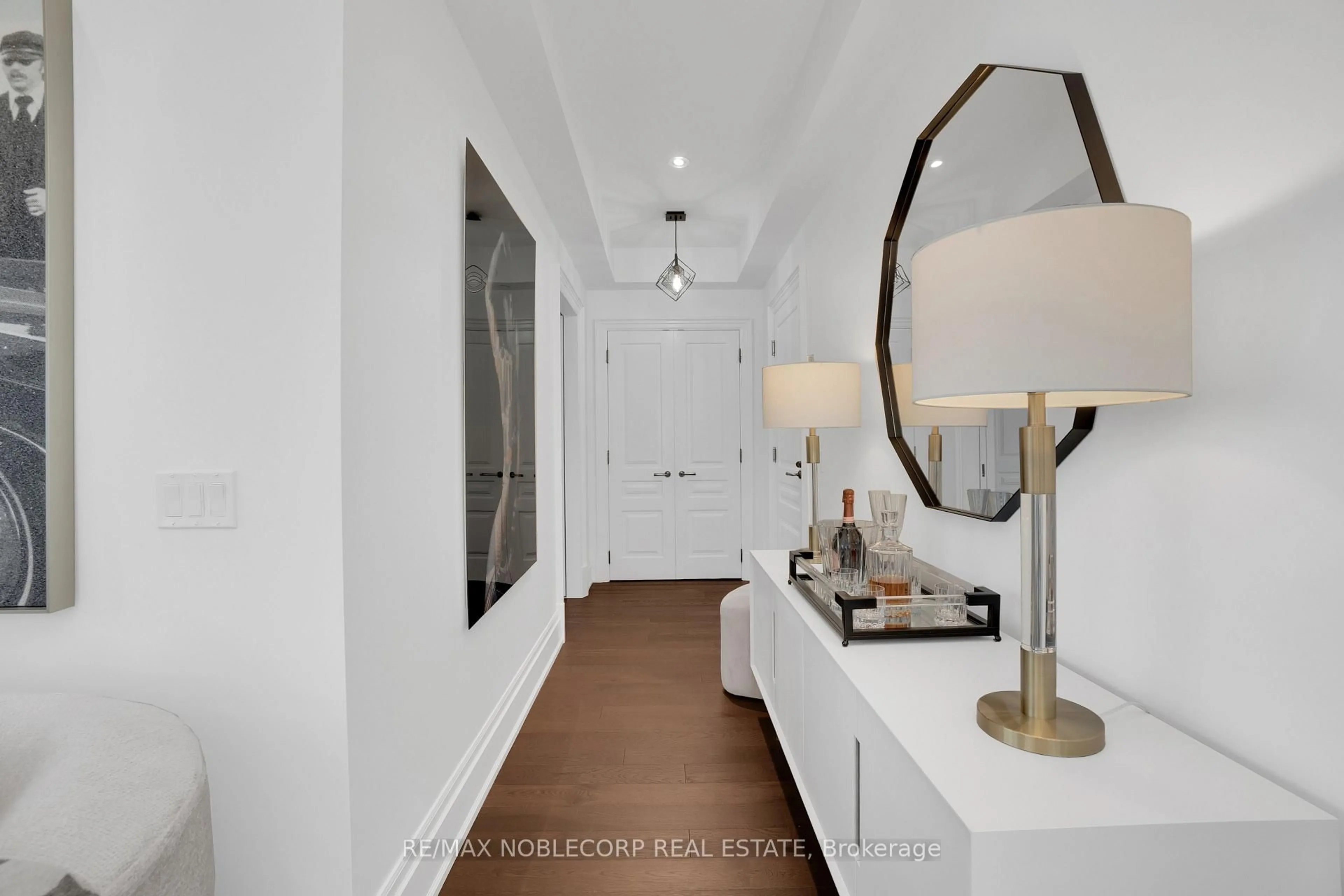 Indoor entryway for 4 The Kingsway #404, Toronto Ontario M8X 2T1