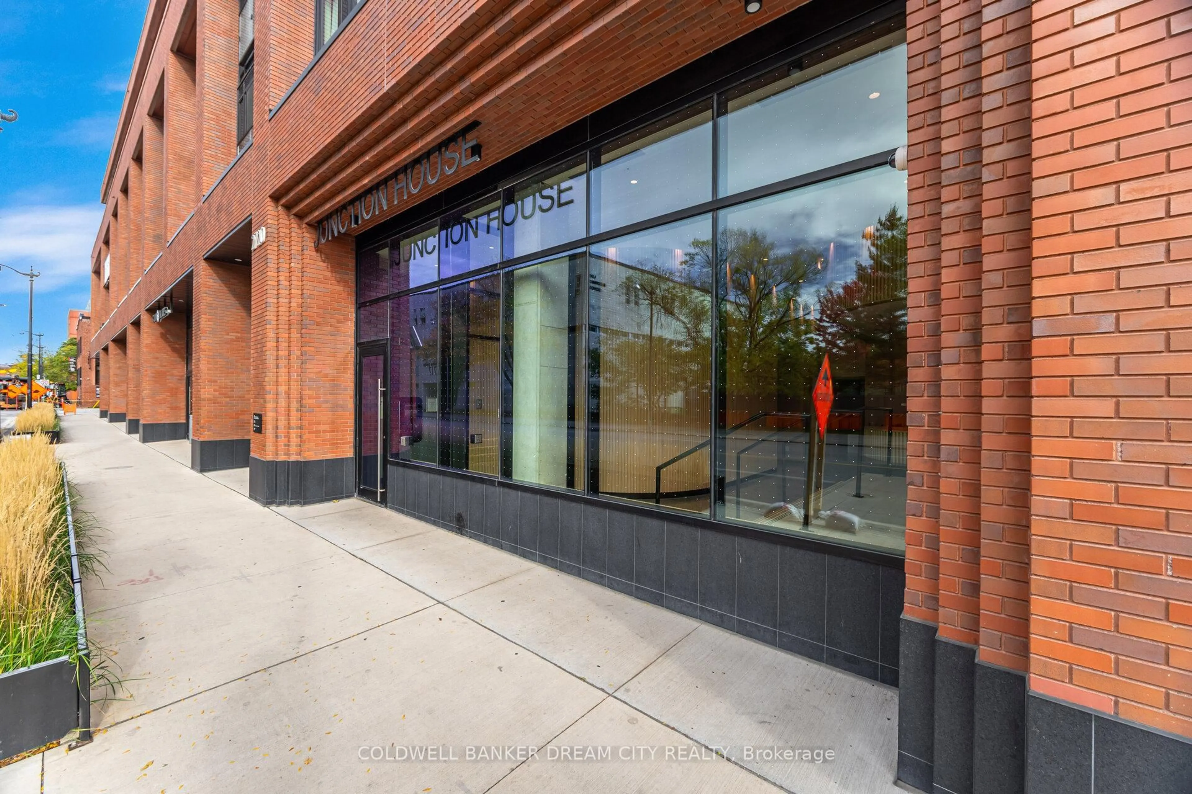 Indoor foyer for 2720 Dundas St #423, Toronto Ontario M6P 1Y2