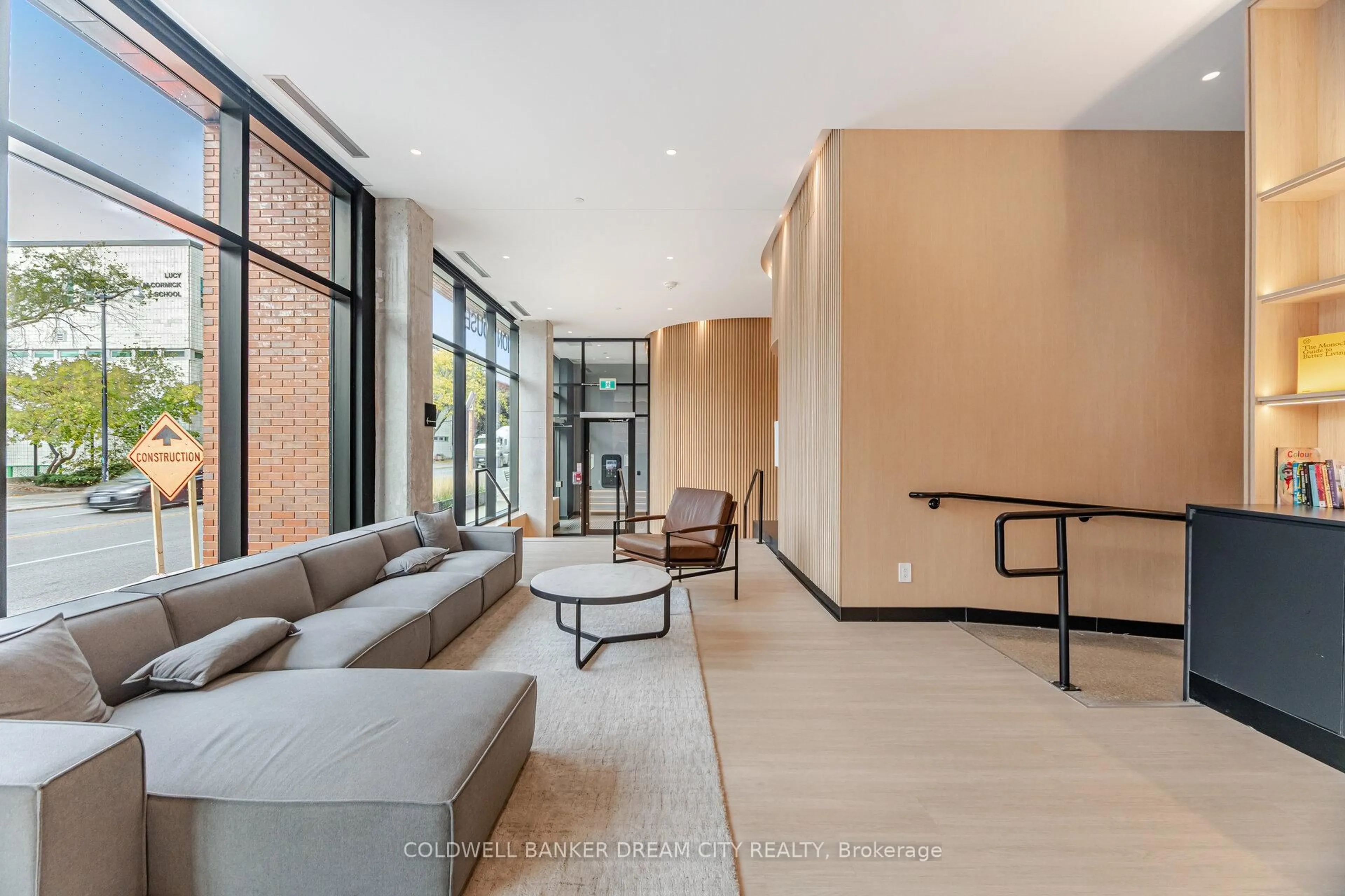 Indoor foyer for 2720 Dundas St #423, Toronto Ontario M6P 1Y2