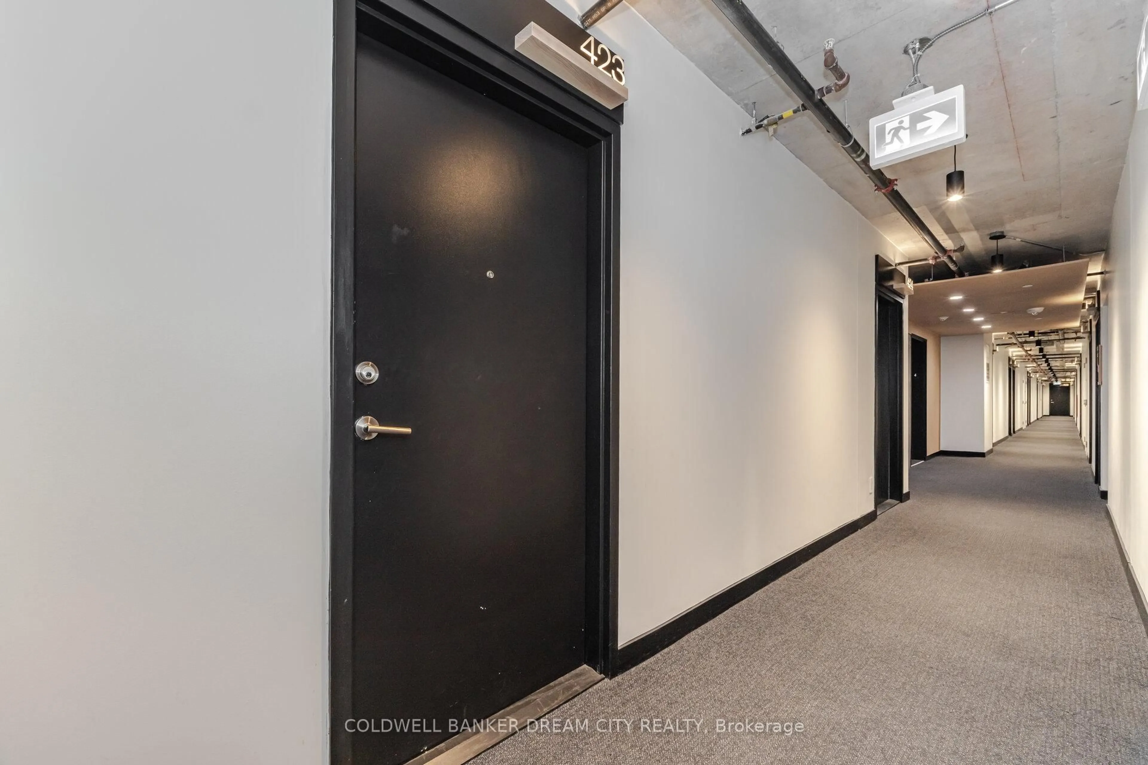 Indoor foyer for 2720 Dundas St #423, Toronto Ontario M6P 1Y2