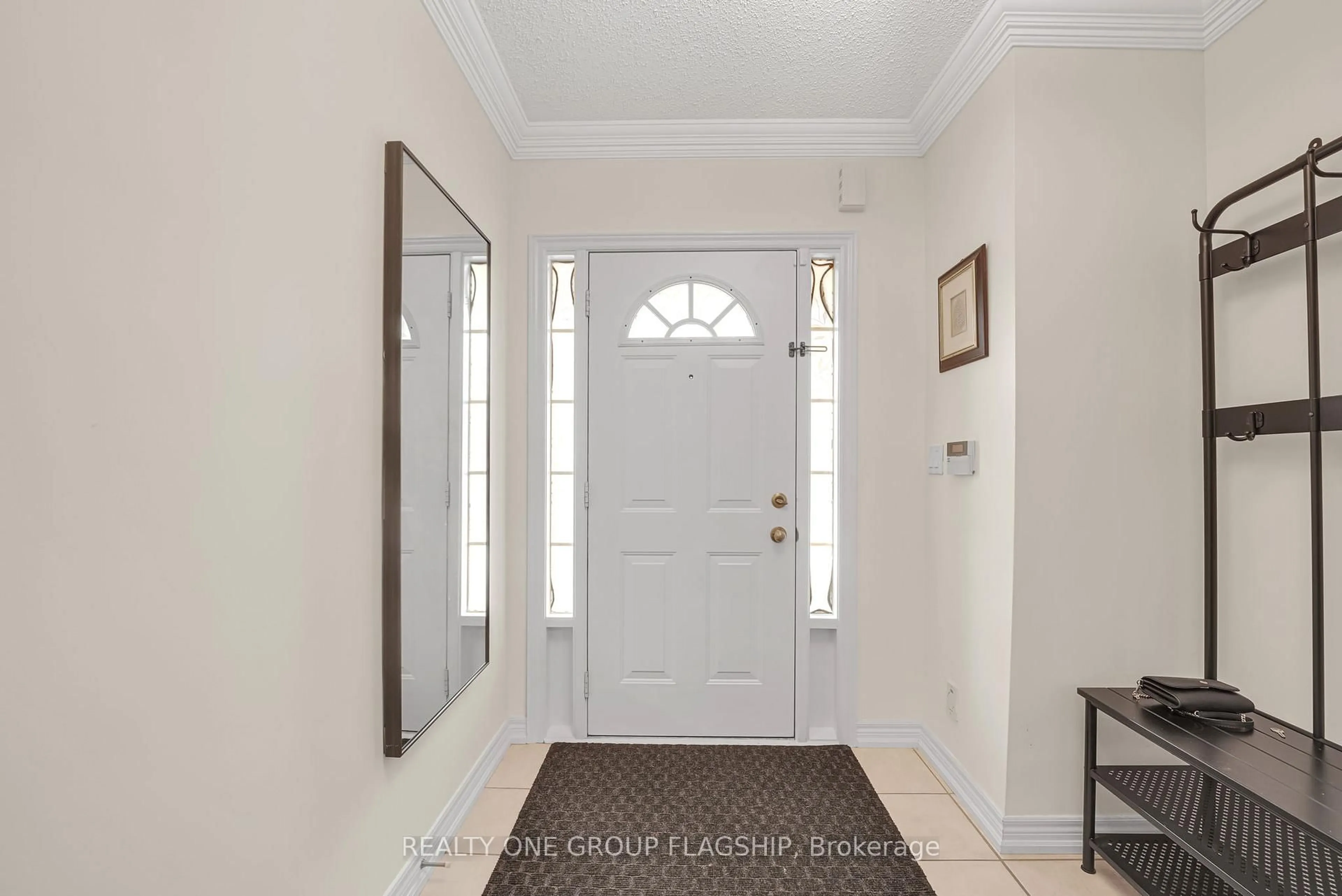 Indoor entryway for 1128 Knotty Pine Grve, Mississauga Ontario L5W 1J6