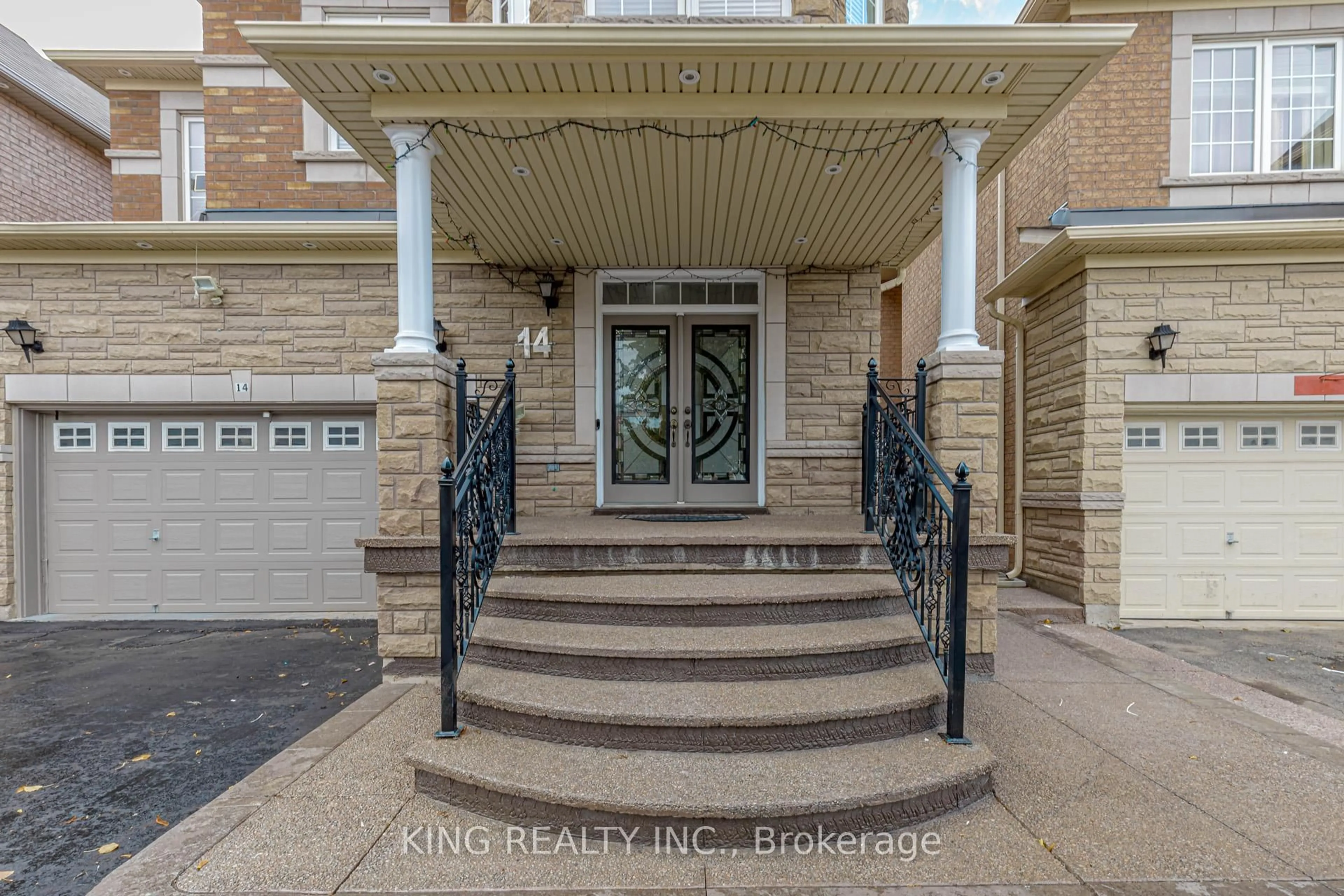 Indoor entryway for 14 Ledgerock Rd, Brampton Ontario L6P 2L7