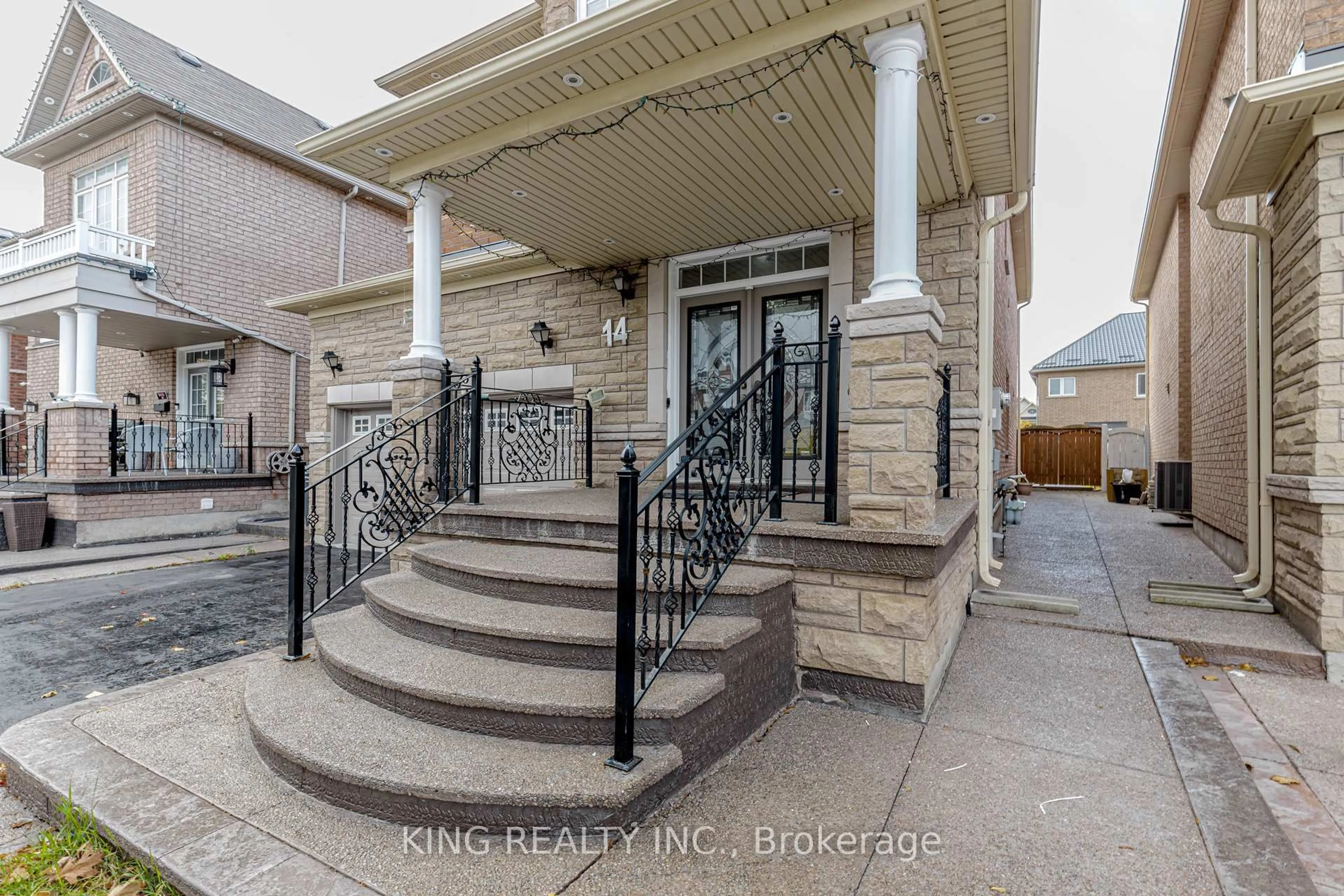 Indoor entryway for 14 Ledgerock Rd, Brampton Ontario L6P 2L7