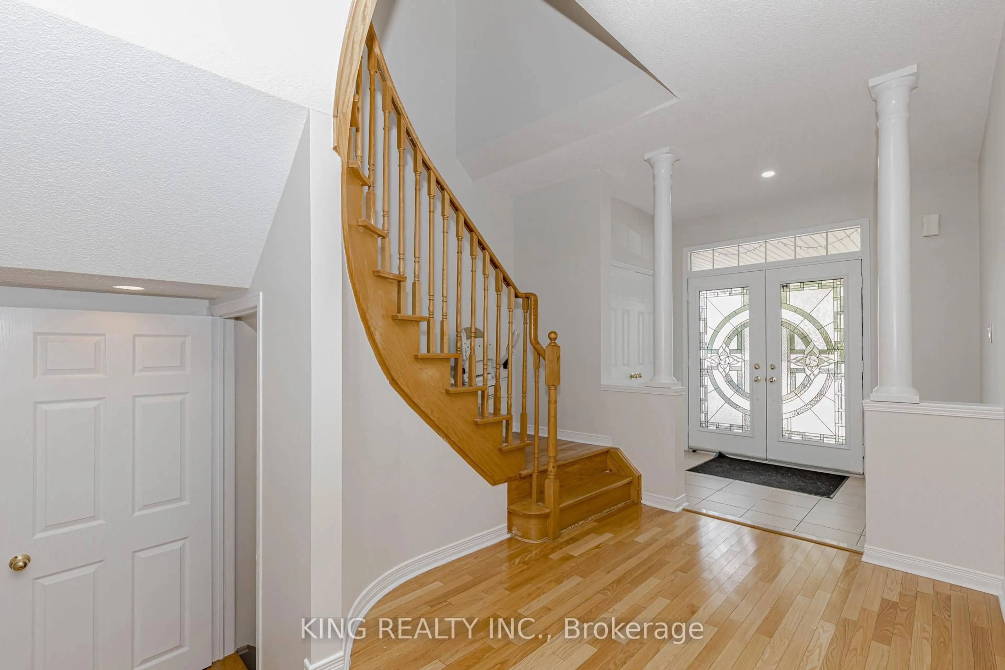 Indoor entryway for 14 Ledgerock Rd, Brampton Ontario L6P 2L7