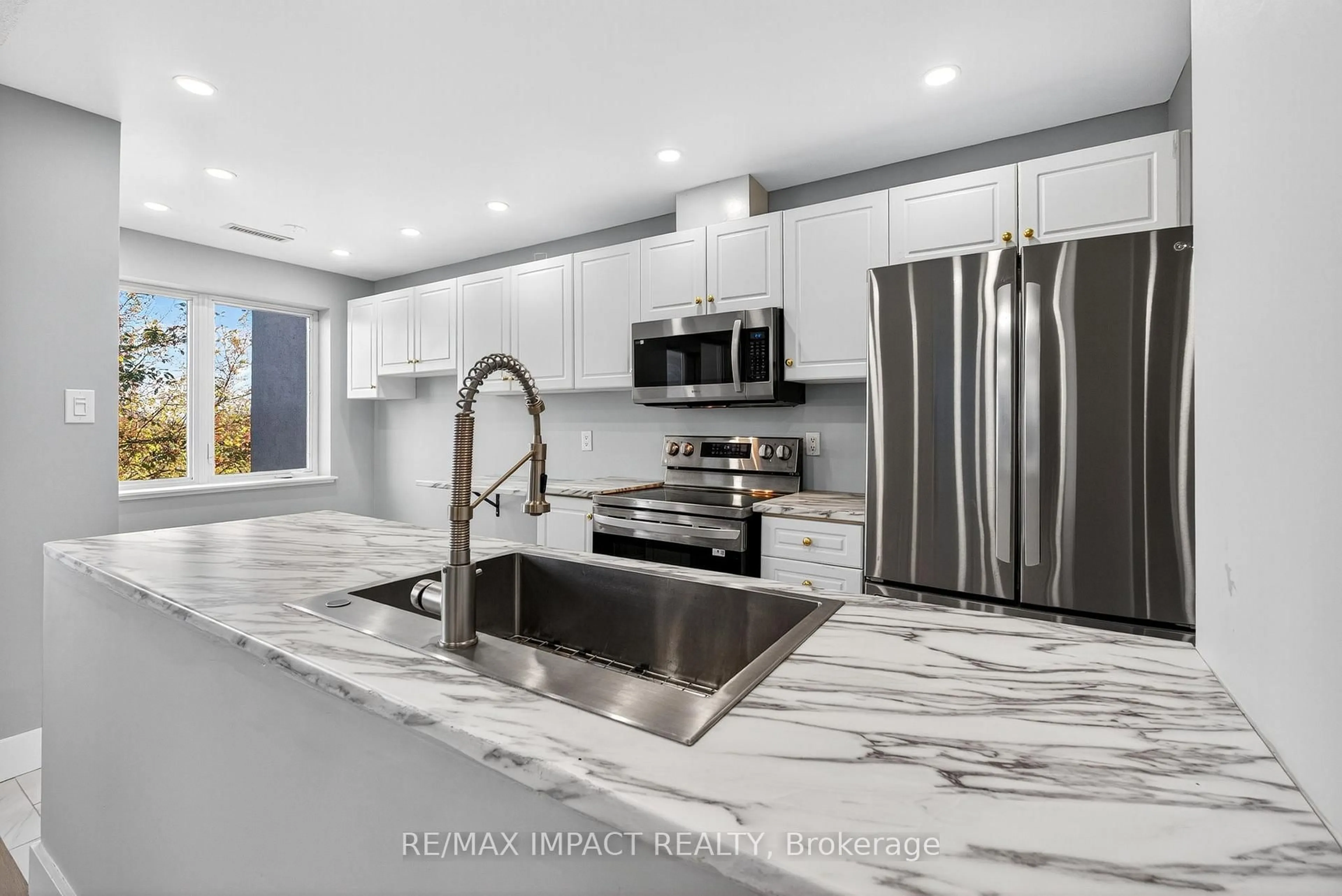 Contemporary kitchen, ceramic/tile floor for 10 Dayspring Circ #204, Brampton Ontario L6P 1B9
