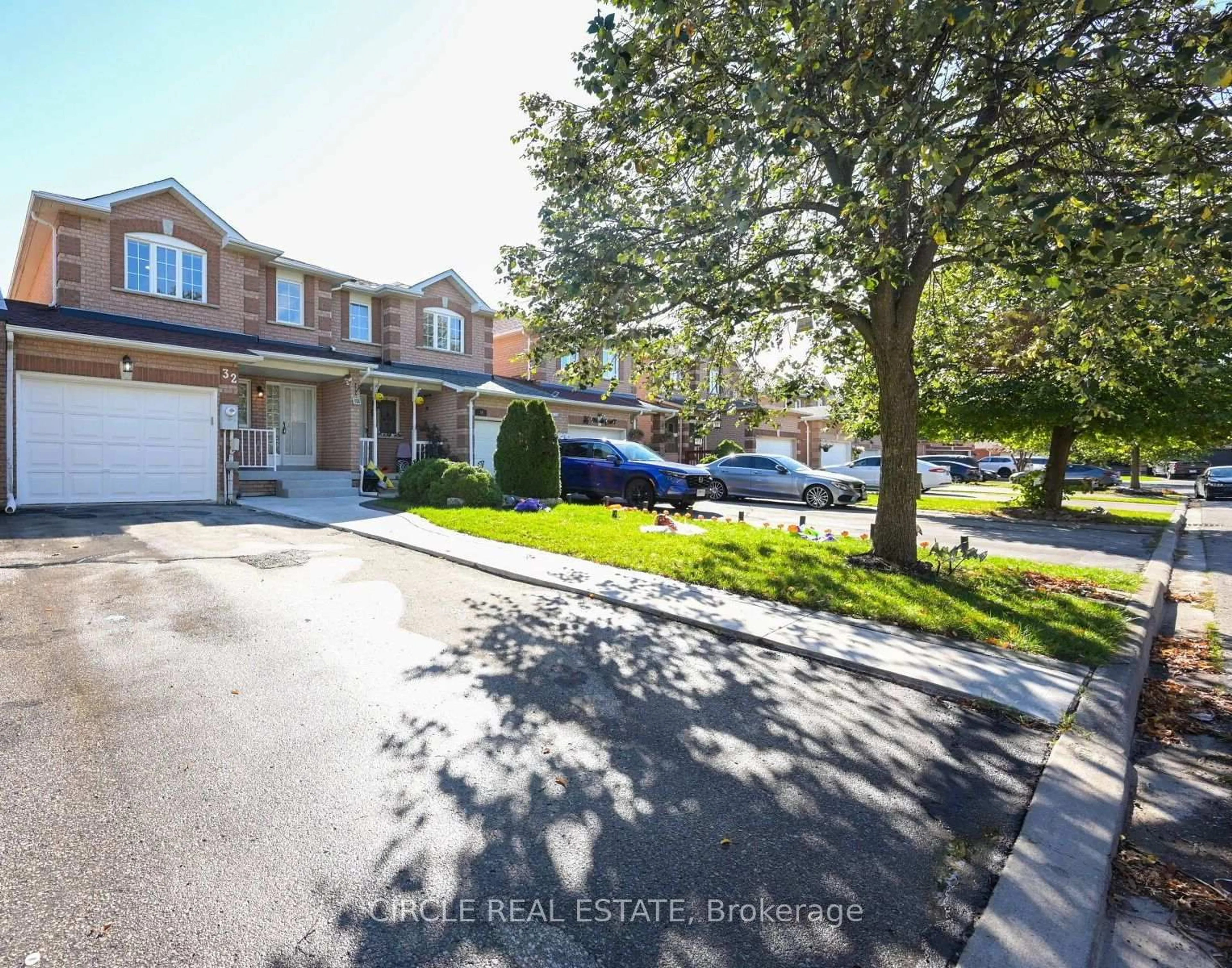 A pic from outside/outdoor area/front of a property/back of a property/a pic from drone, street for 32 Torada Crt, Brampton Ontario L7A 1H6