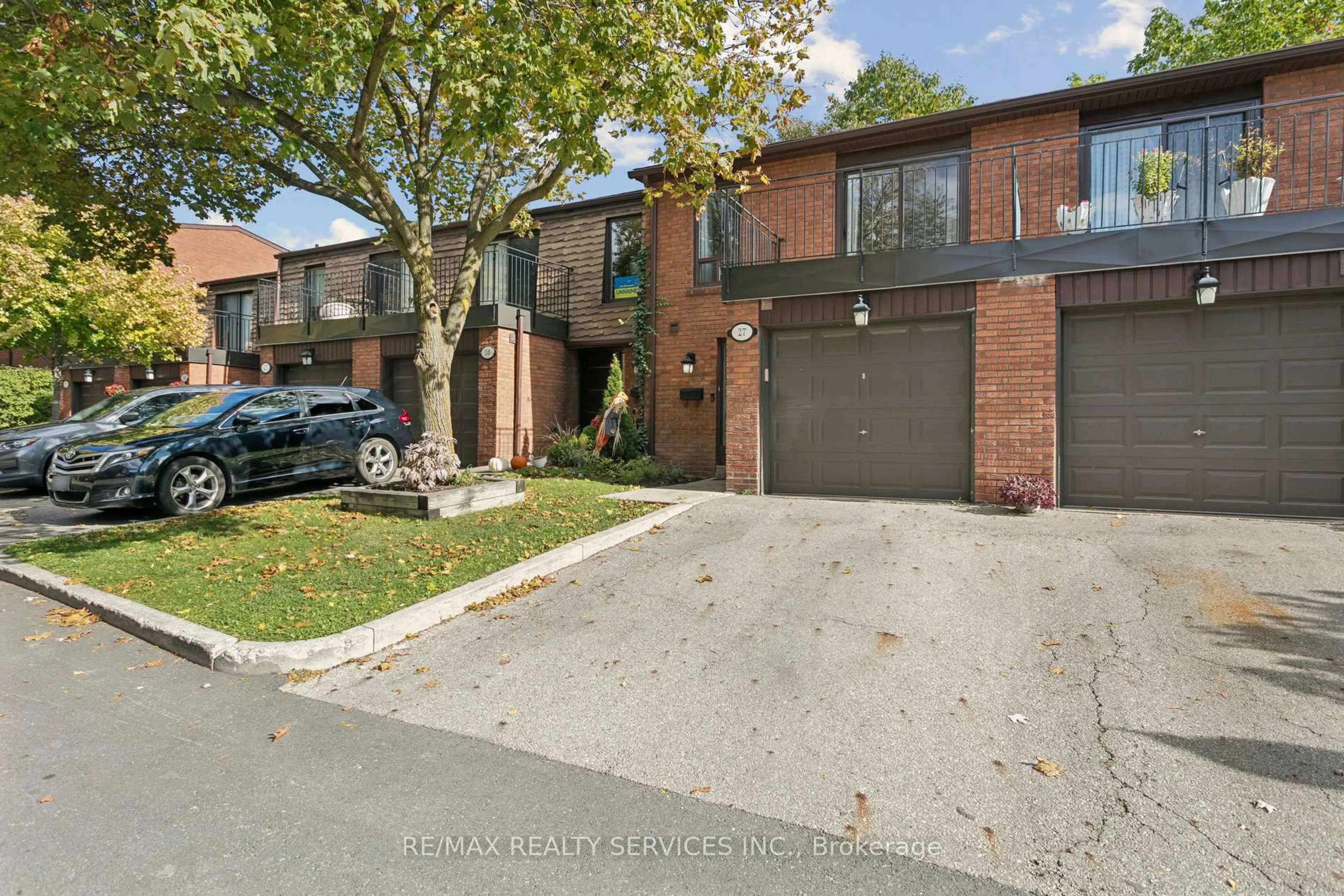 A pic from outside/outdoor area/front of a property/back of a property/a pic from drone, street for 3395 Cliff Rd #27, Mississauga Ontario L5A 3M7