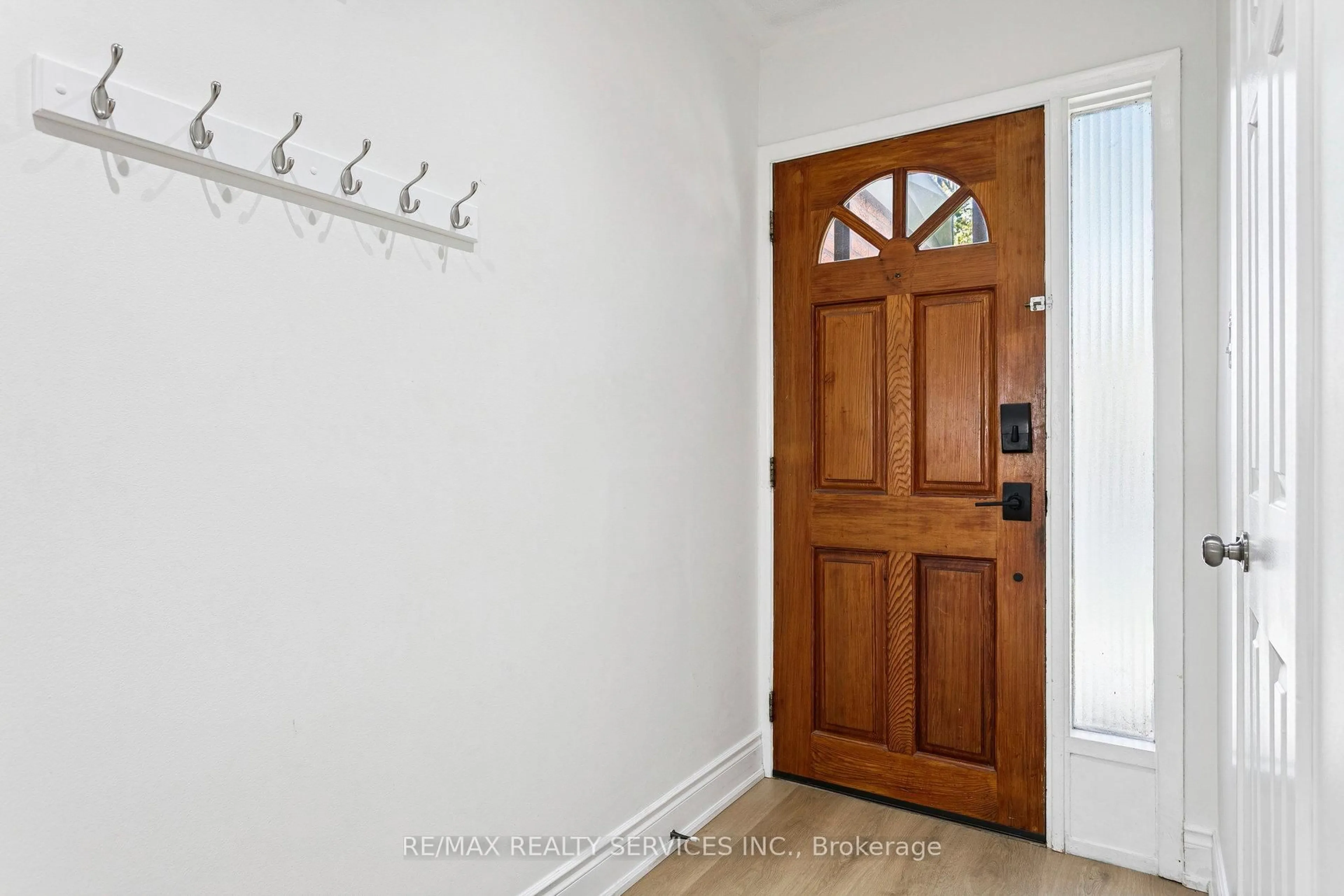Indoor entryway for 3395 Cliff Rd #27, Mississauga Ontario L5A 3M7