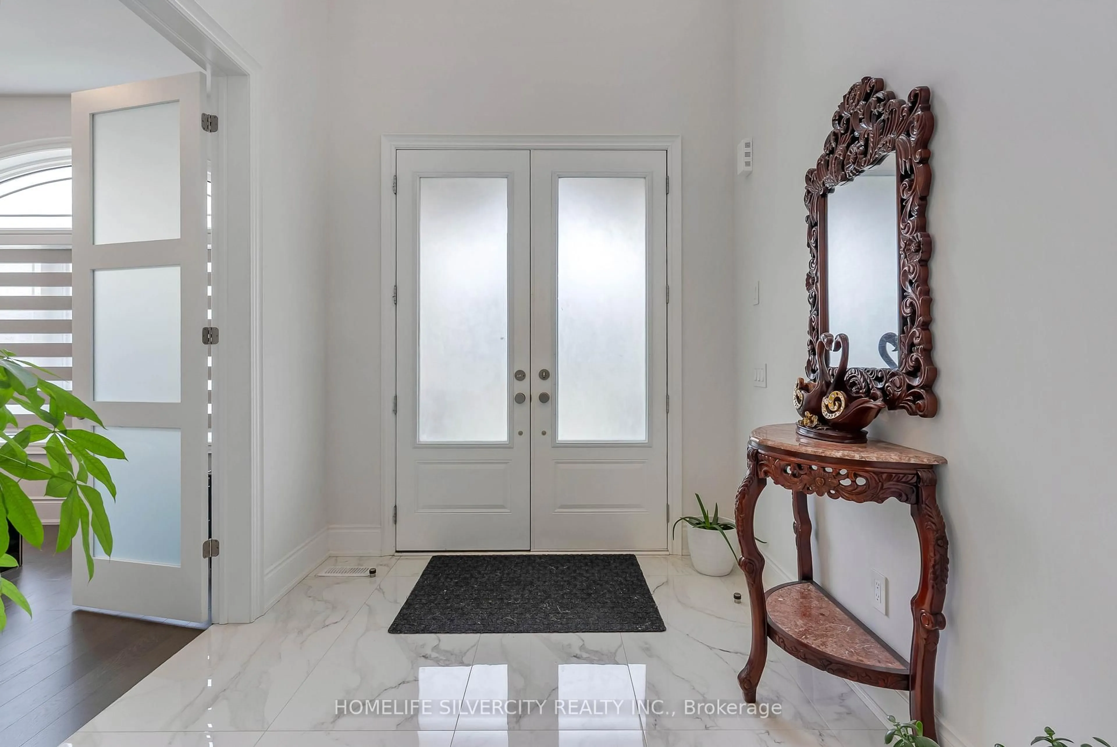 Indoor entryway for 71 Raspberry Rdg Ave, Caledon Ontario L7C 4N3
