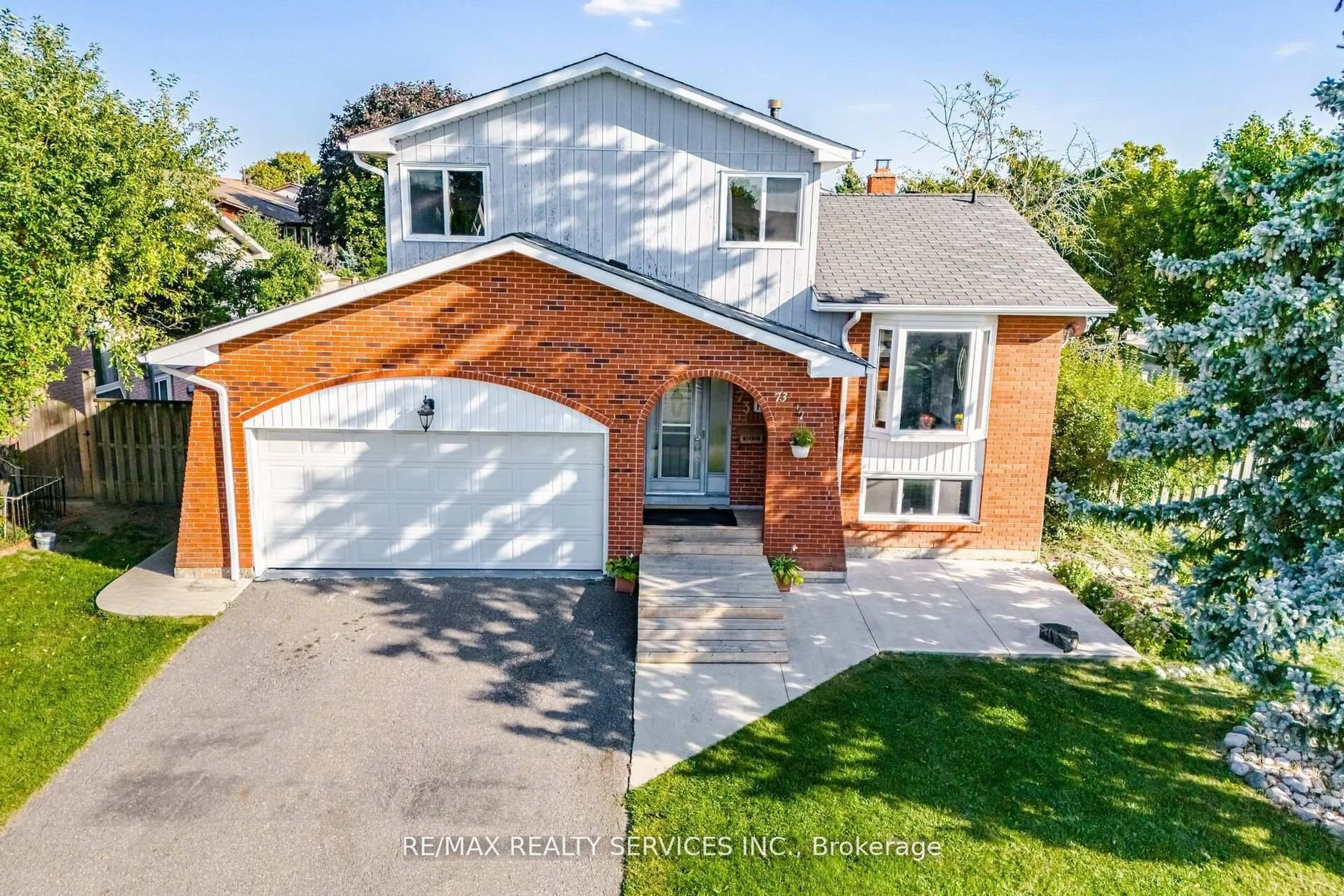 A pic from outside/outdoor area/front of a property/back of a property/a pic from drone, street for 73 Blackthorn Lane, Brampton Ontario L6V 3K9