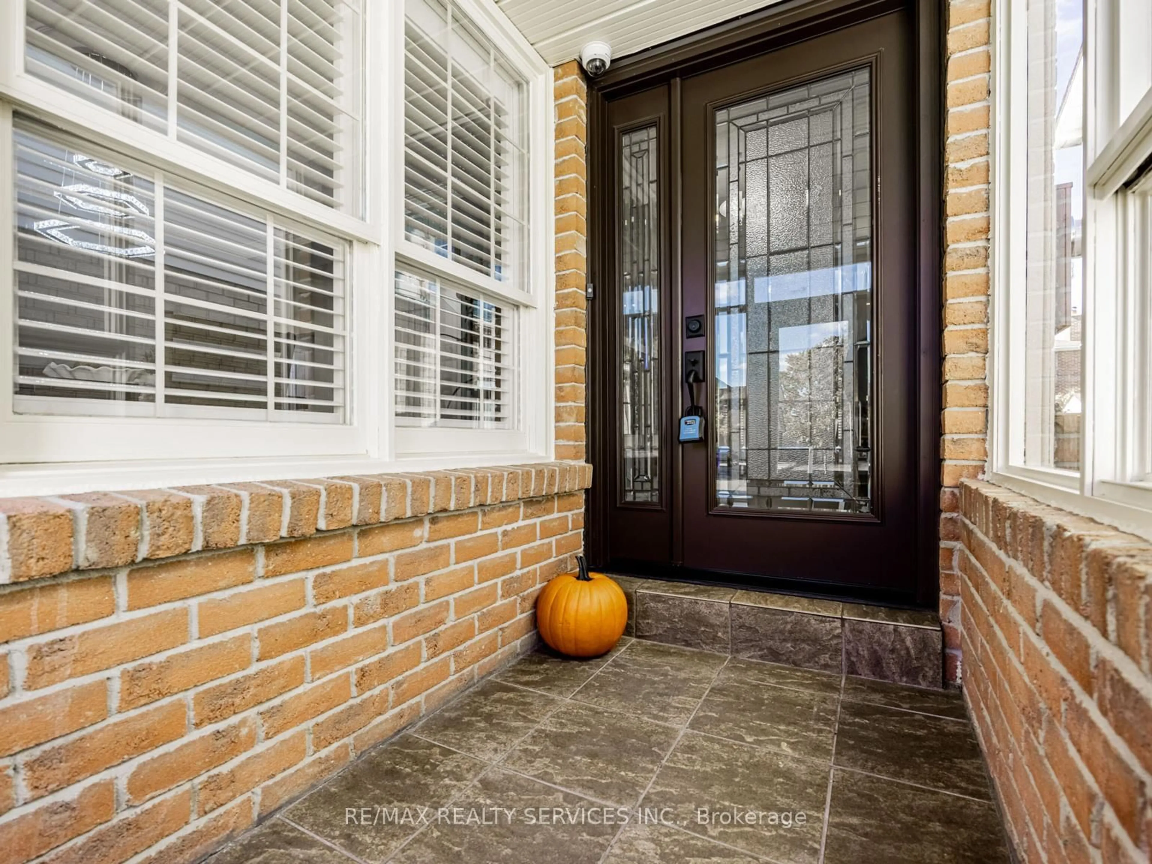 Indoor entryway for 28 Lacewood Cres, Brampton Ontario L6S 3K4