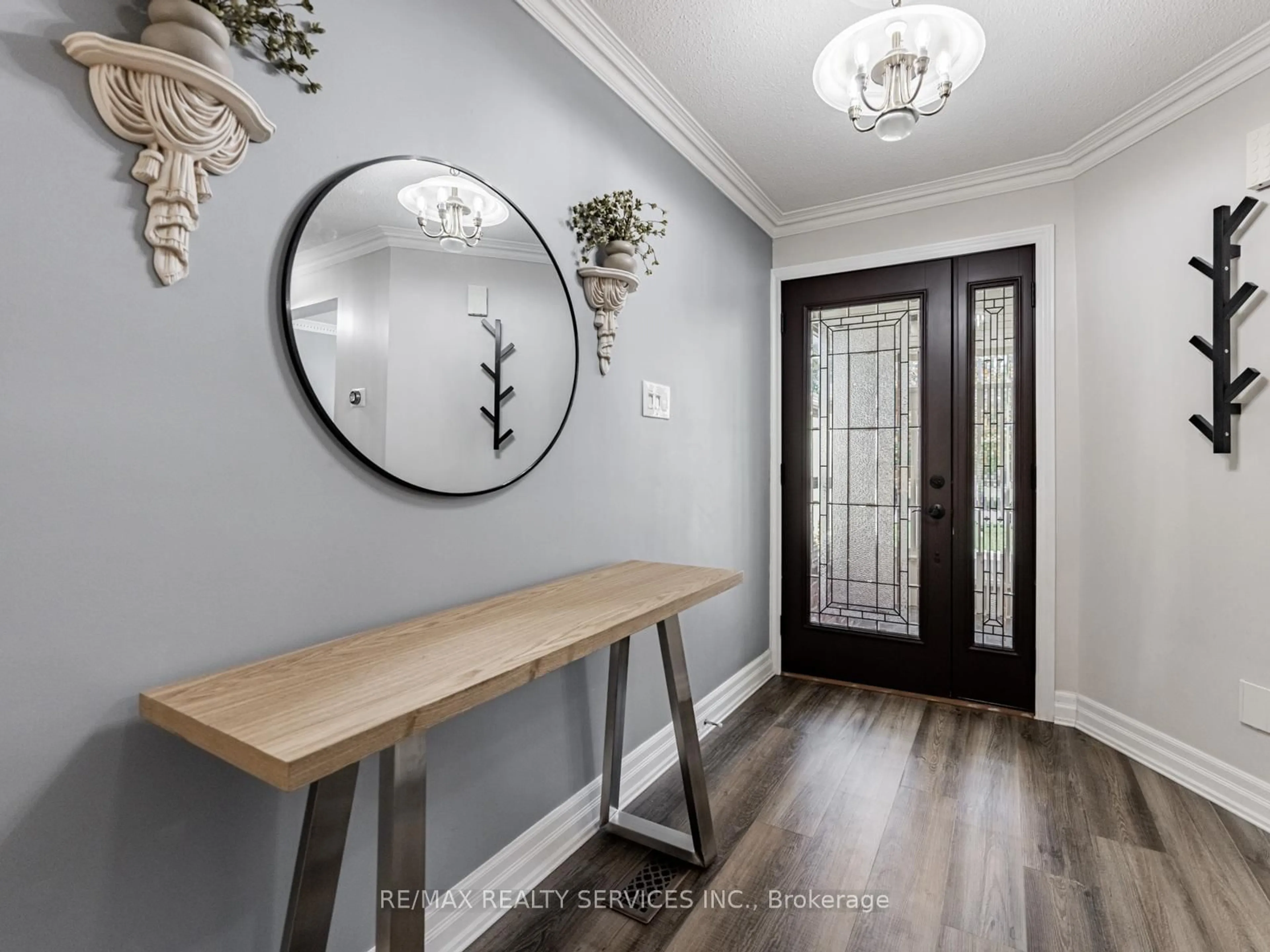 Indoor entryway for 28 Lacewood Cres, Brampton Ontario L6S 3K4