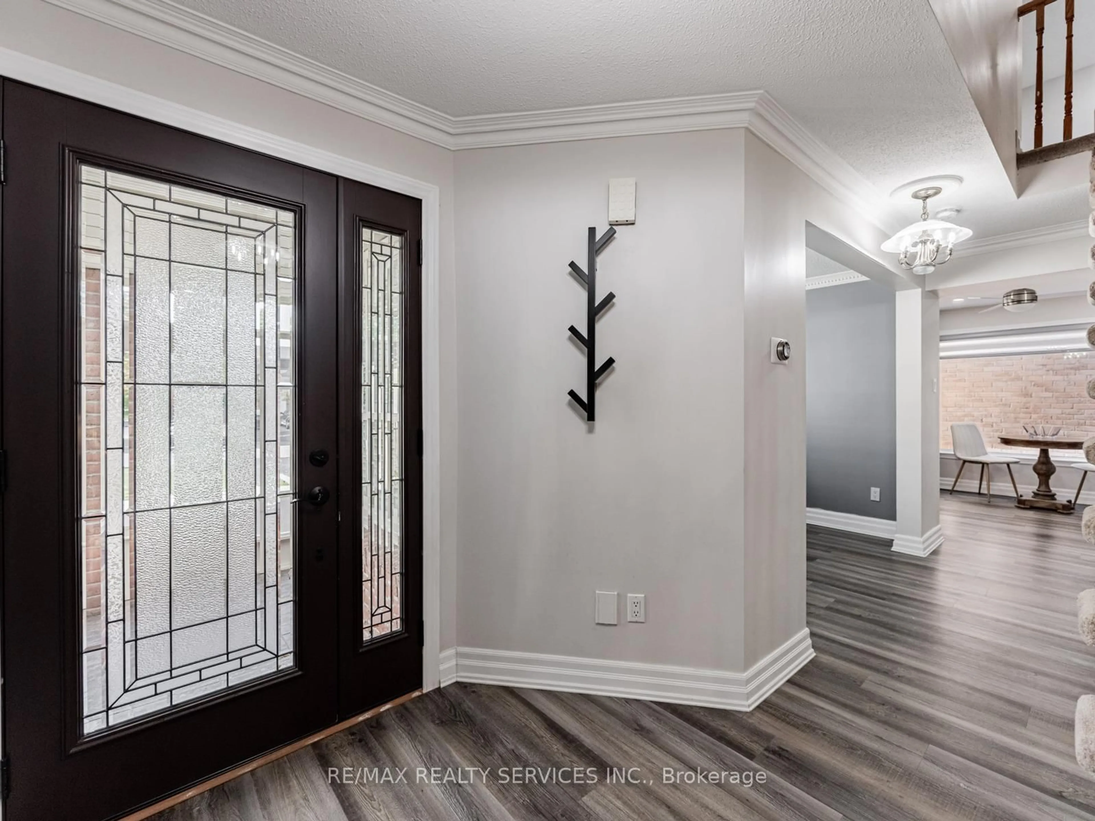 Indoor entryway for 28 Lacewood Cres, Brampton Ontario L6S 3K4