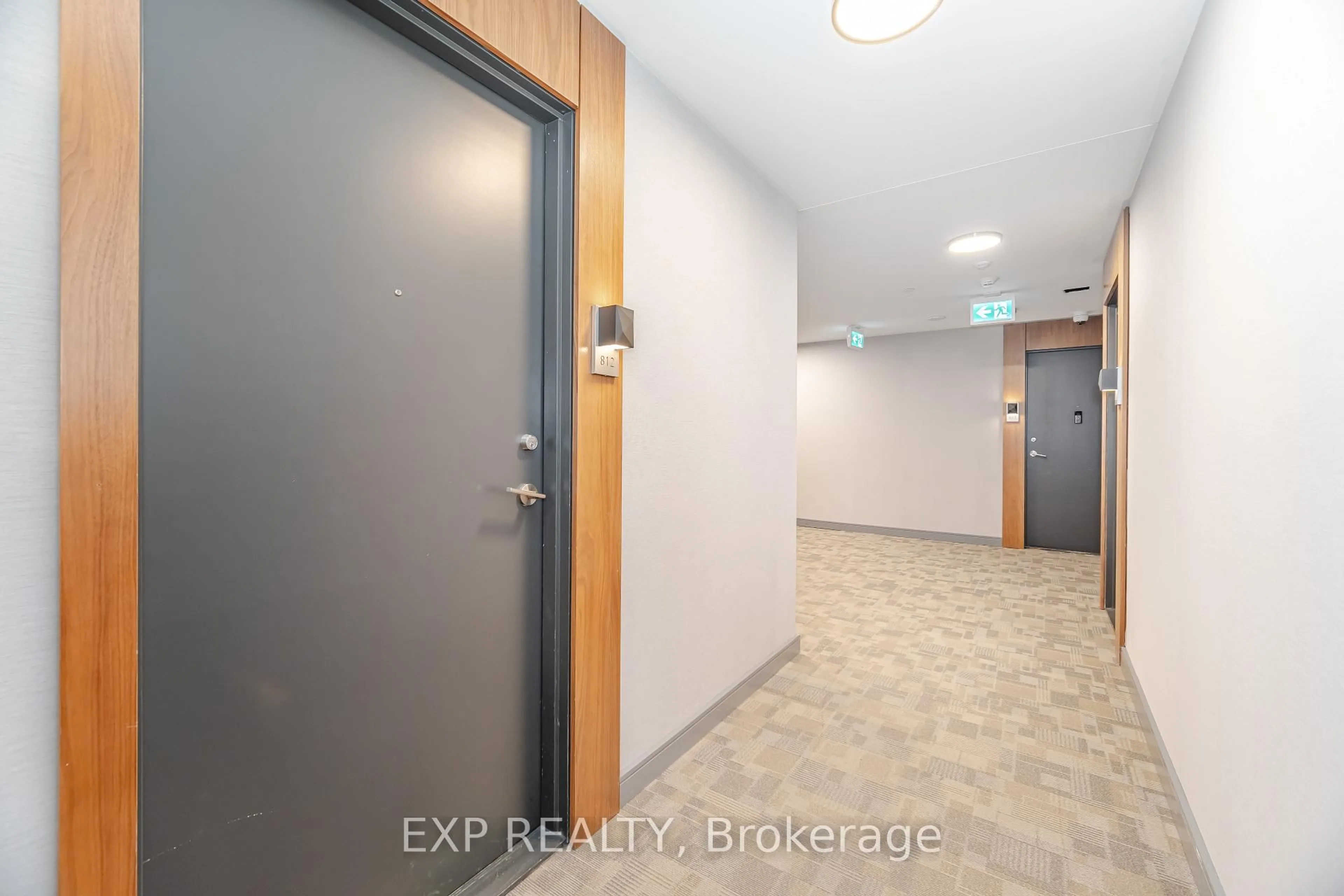 Indoor foyer for 25 Neighbourhood Lane #812, Toronto Ontario M8Y 0C4