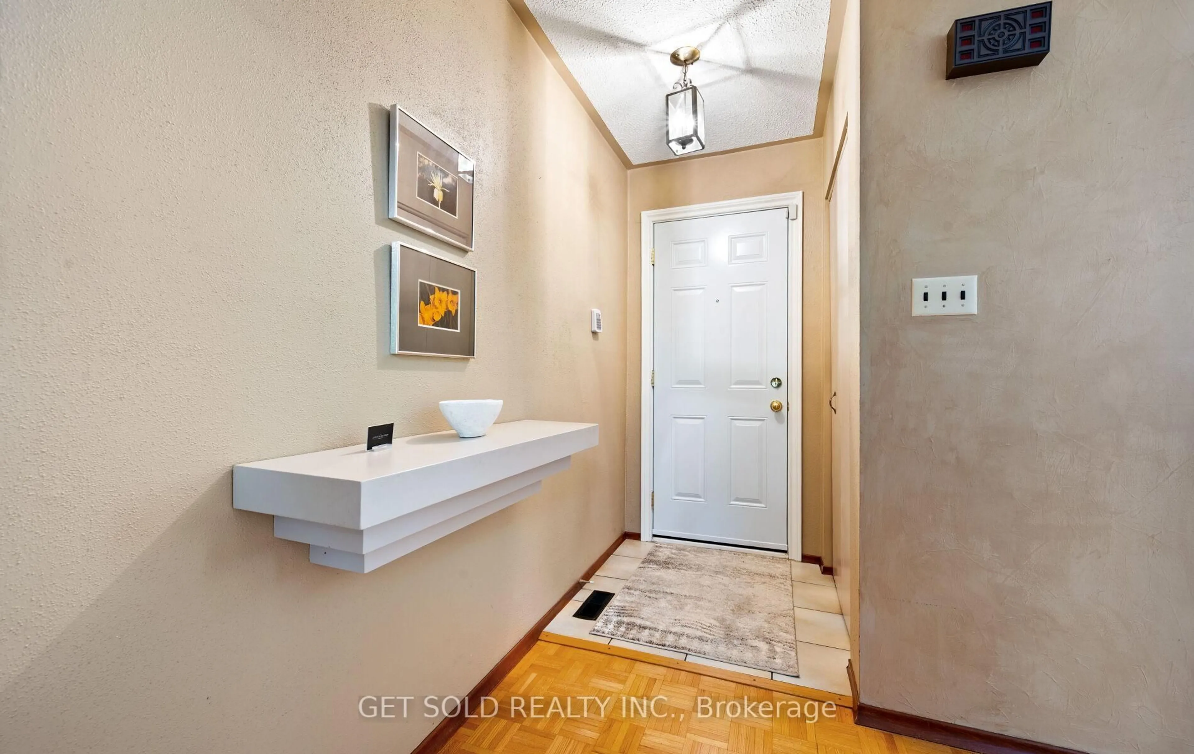 Indoor entryway for 14 Turnvale Rd, Toronto Ontario M9V 1L7
