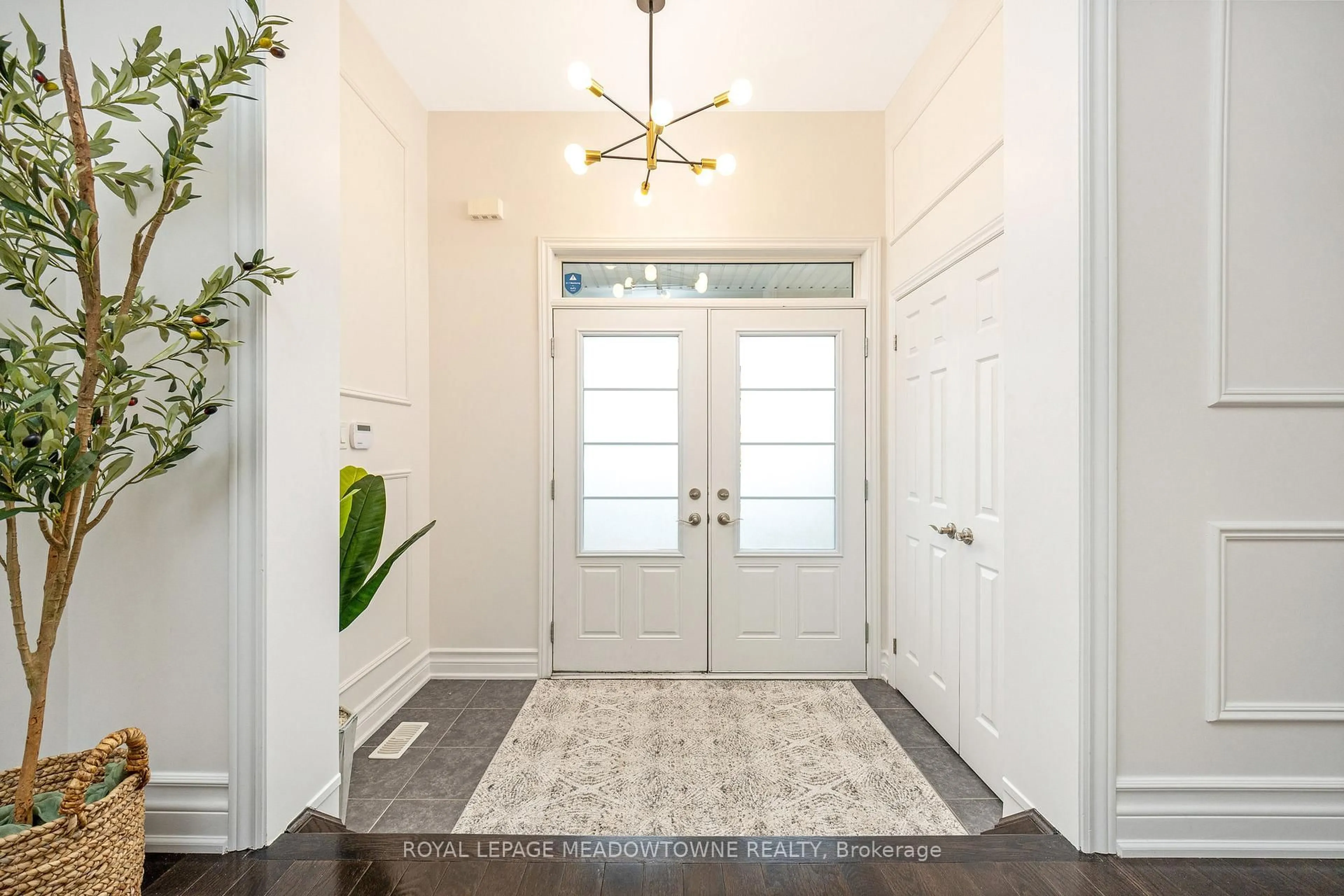 Indoor entryway for 418 Cedar Hedge Rd, Milton Ontario L9T 8T6