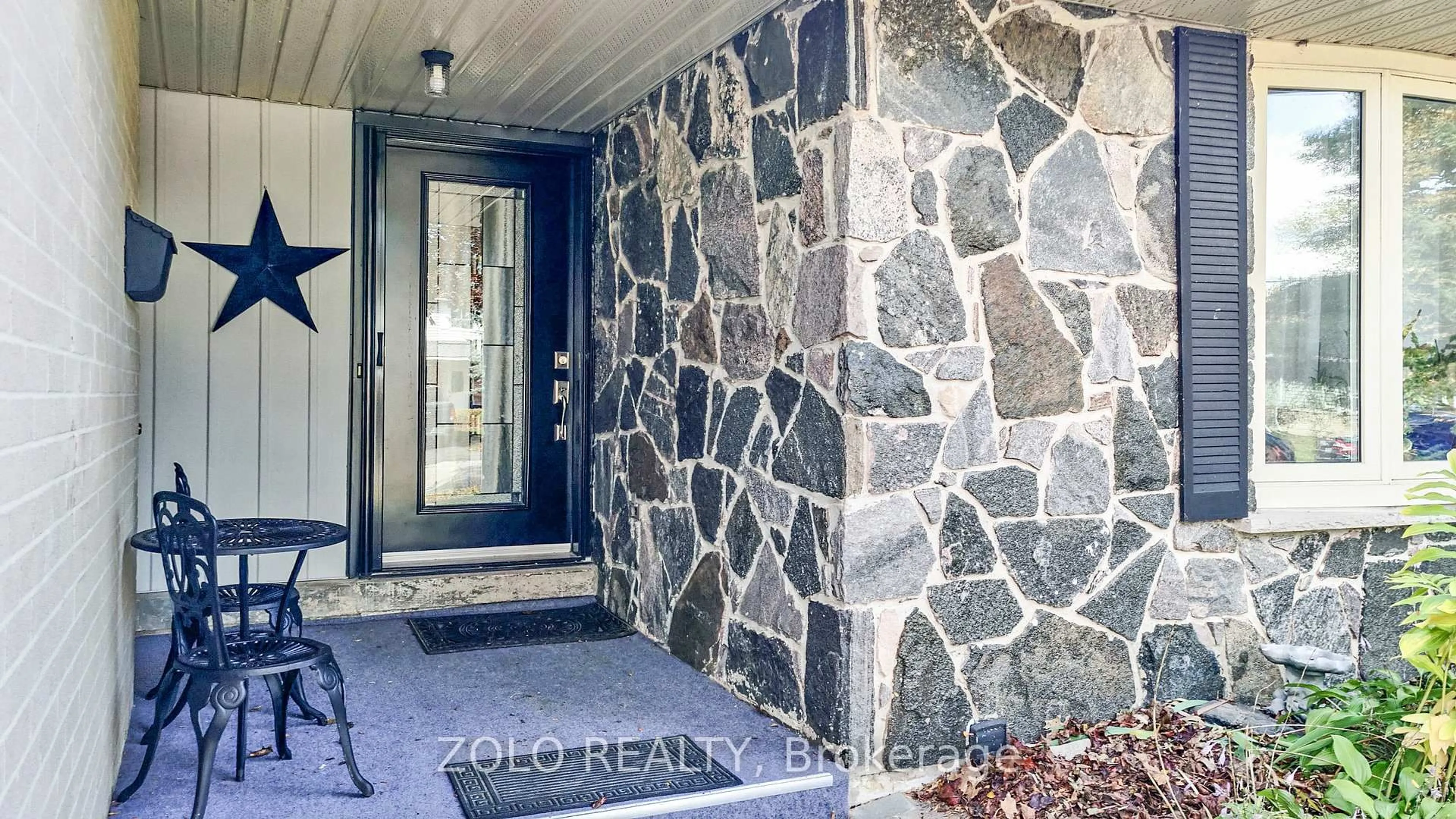 Indoor entryway for 26 Cardwell St, Orangeville Ontario L9W 2V6