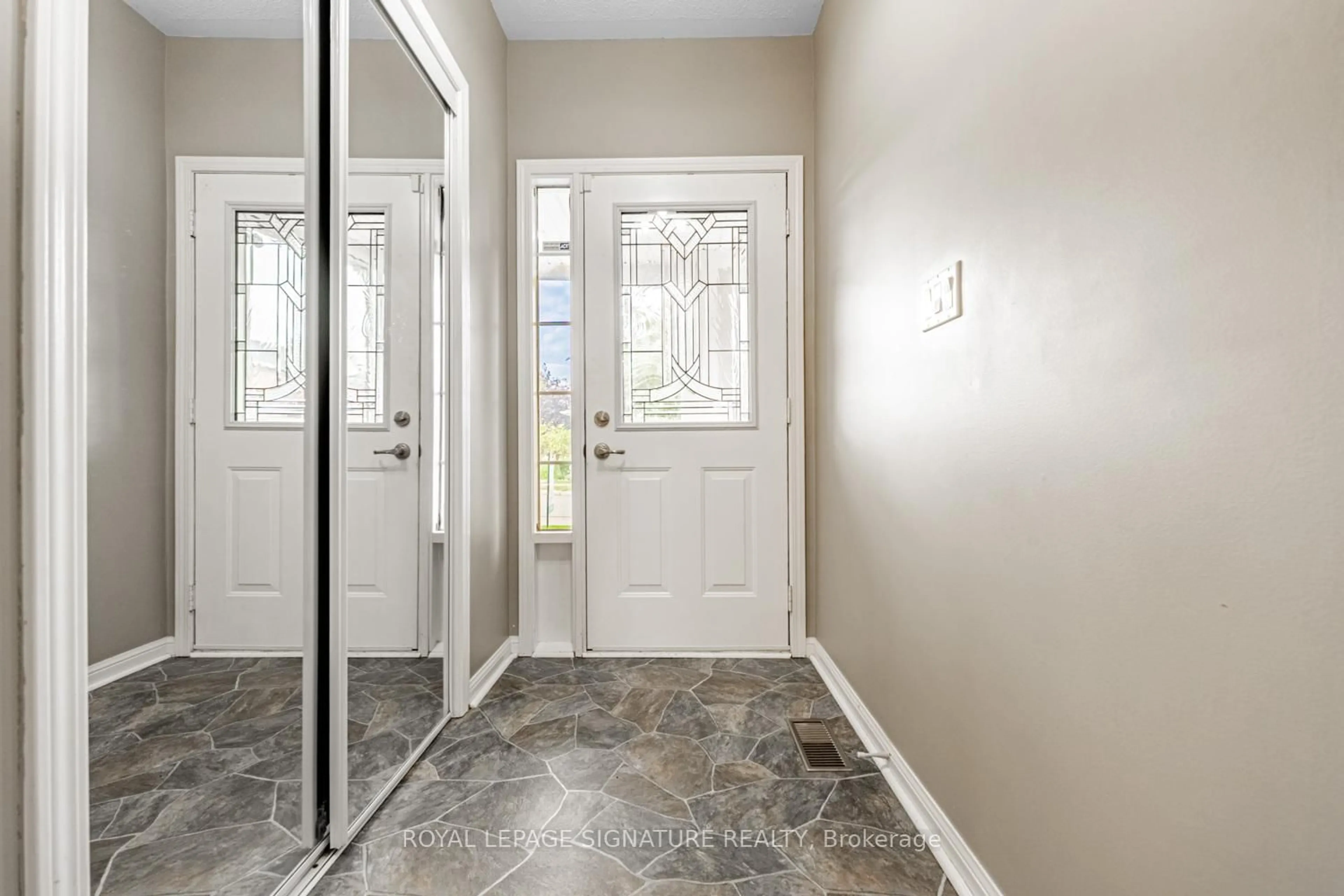 Indoor entryway for 402 Baverstock Cres, Milton Ontario L9T 5L1