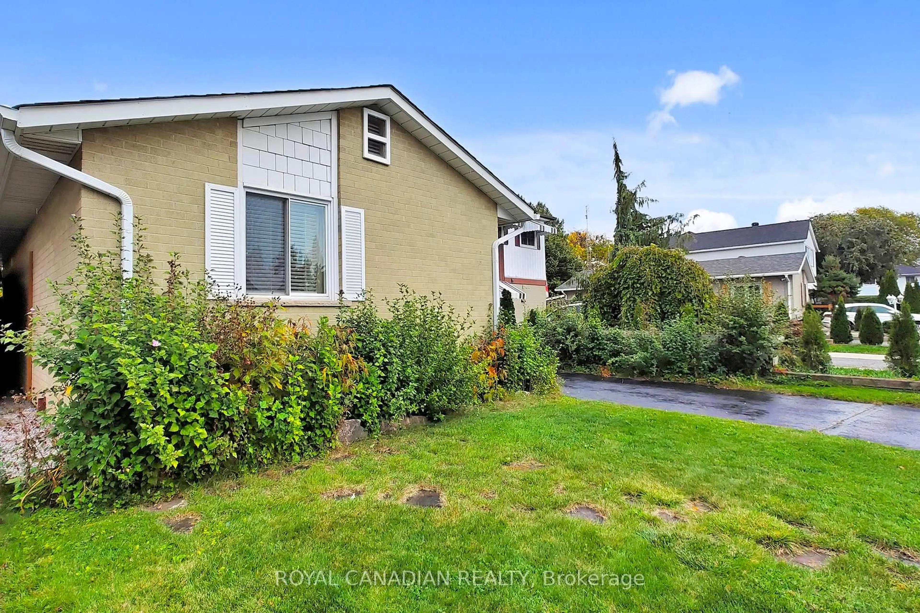 Home with vinyl exterior material, unknown for 17 Haley Crt, Brampton Ontario L6S 1N6