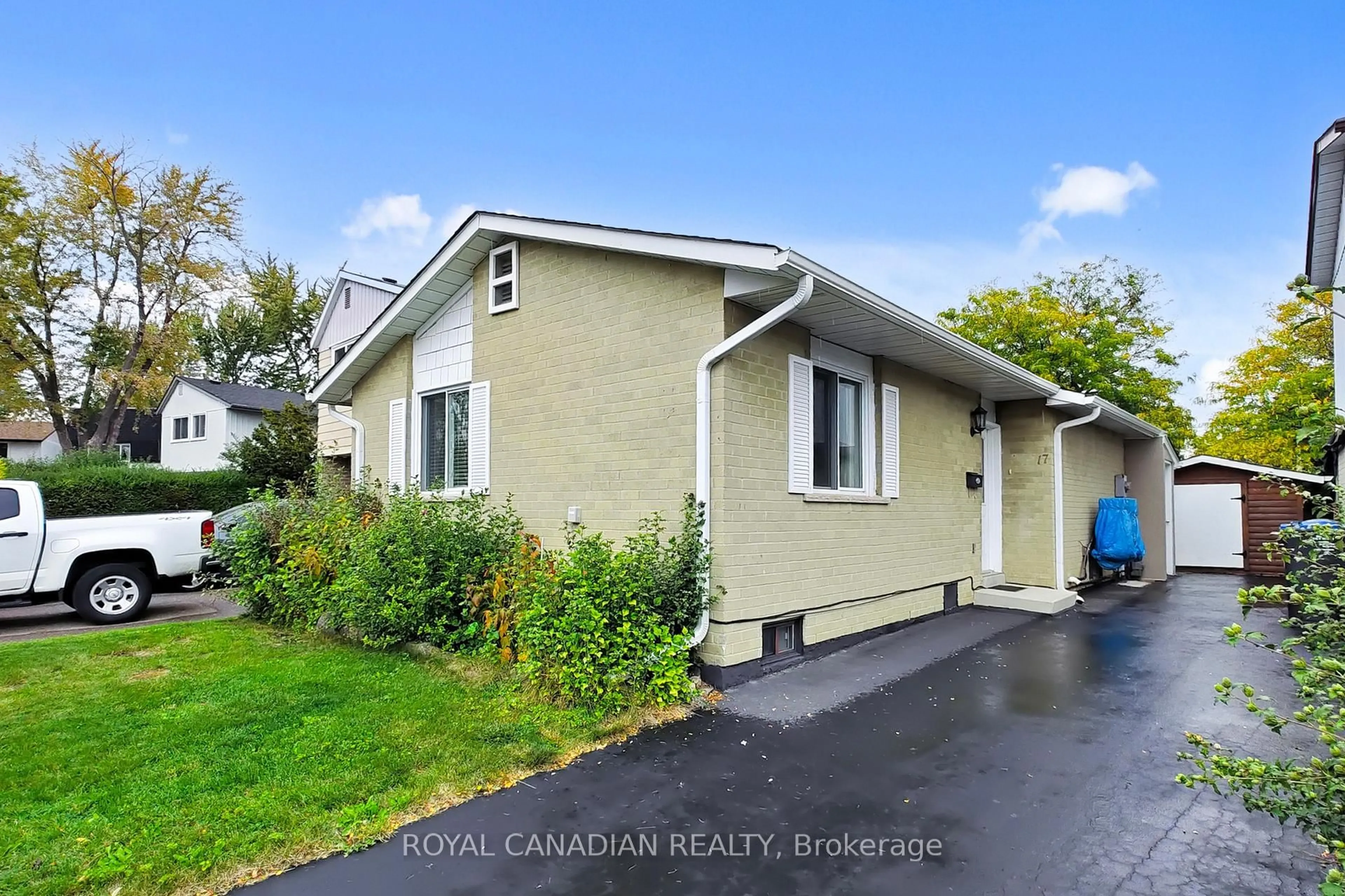 Home with vinyl exterior material, street for 17 Haley Crt, Brampton Ontario L6S 1N6