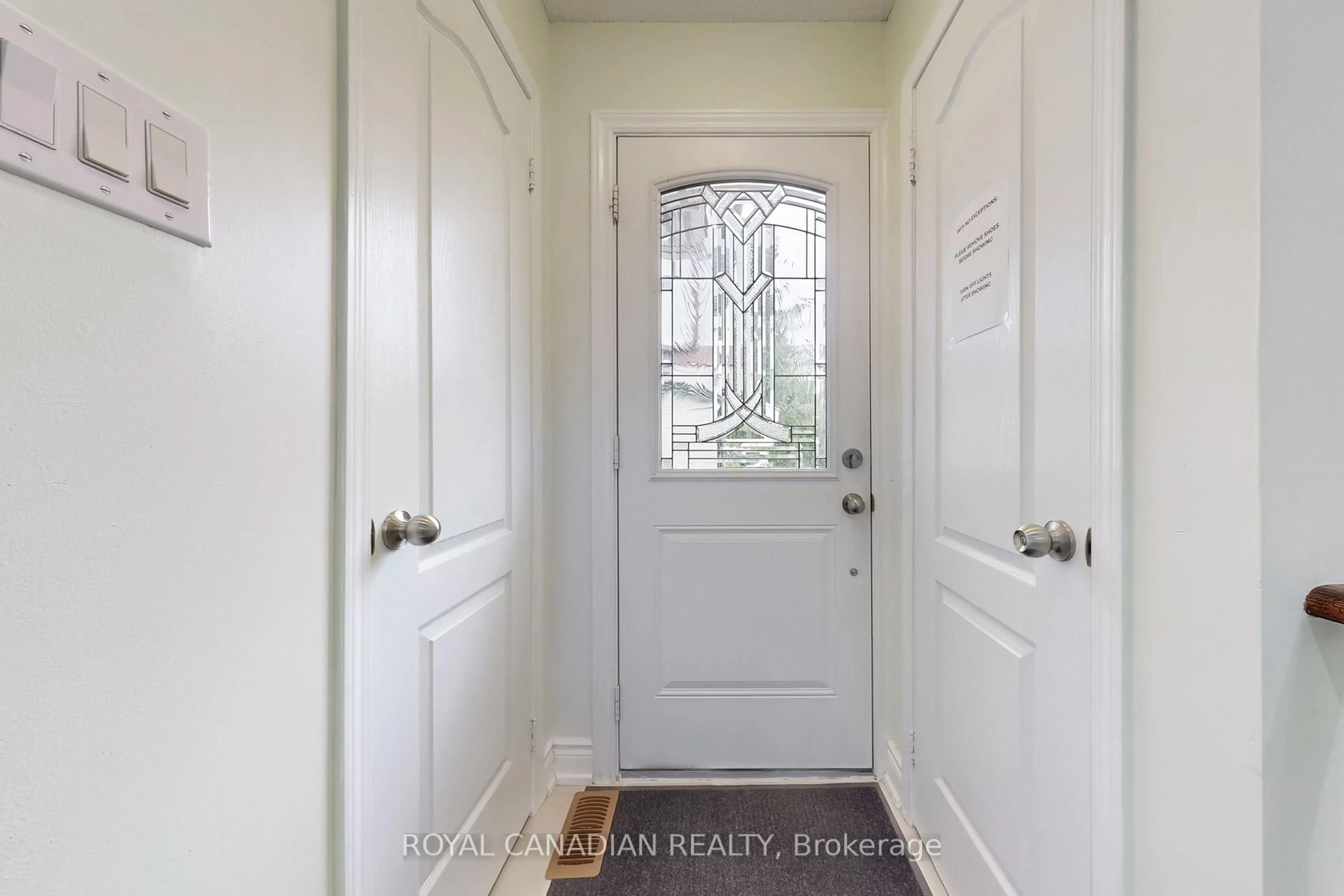 Indoor entryway for 17 Haley Crt, Brampton Ontario L6S 1N6