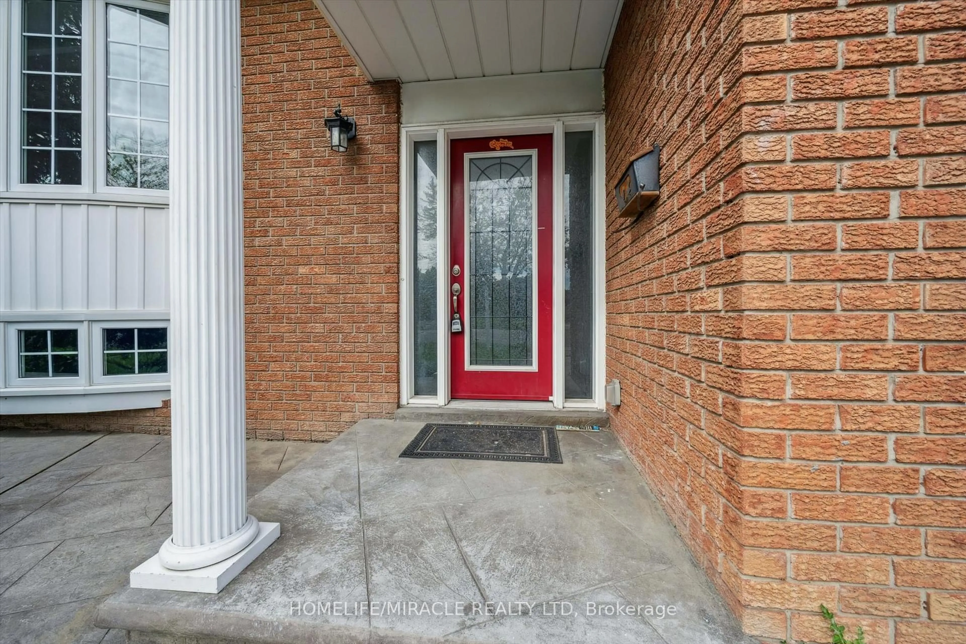 Indoor entryway for 56 Elgin Dr, Brampton Ontario L6Y 1A8