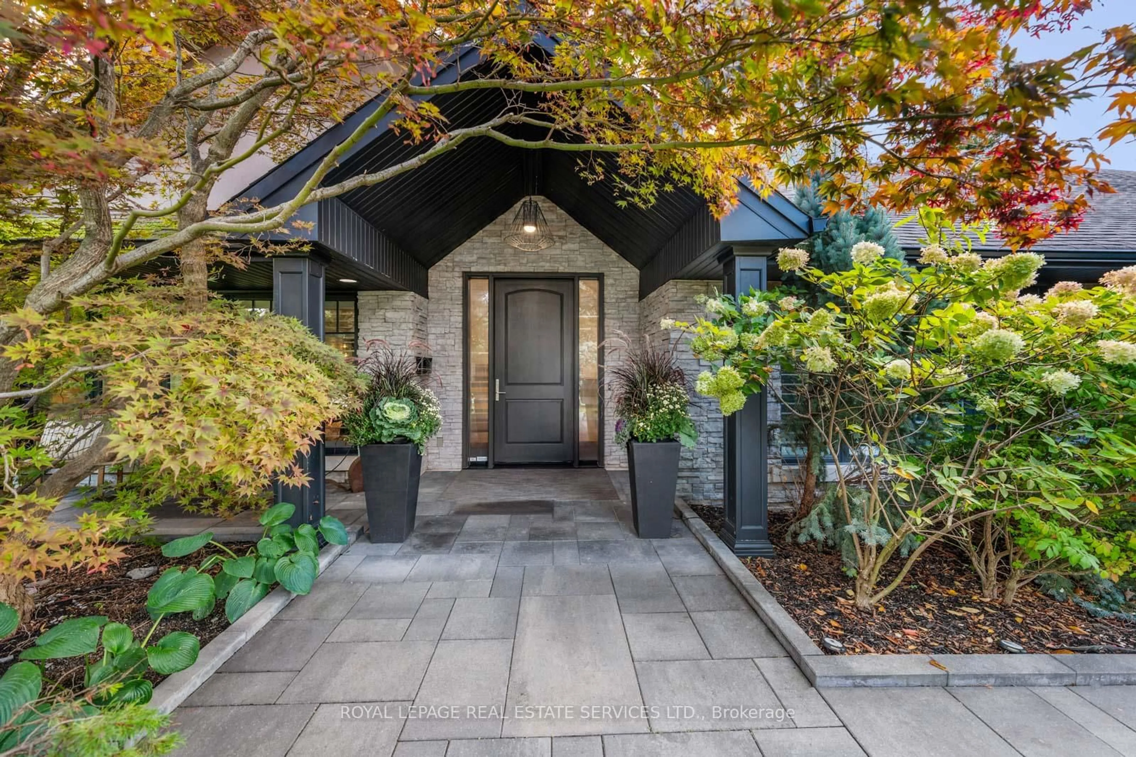 Indoor entryway for 31 Princess Anne Cres, Toronto Ontario M9A 2N9