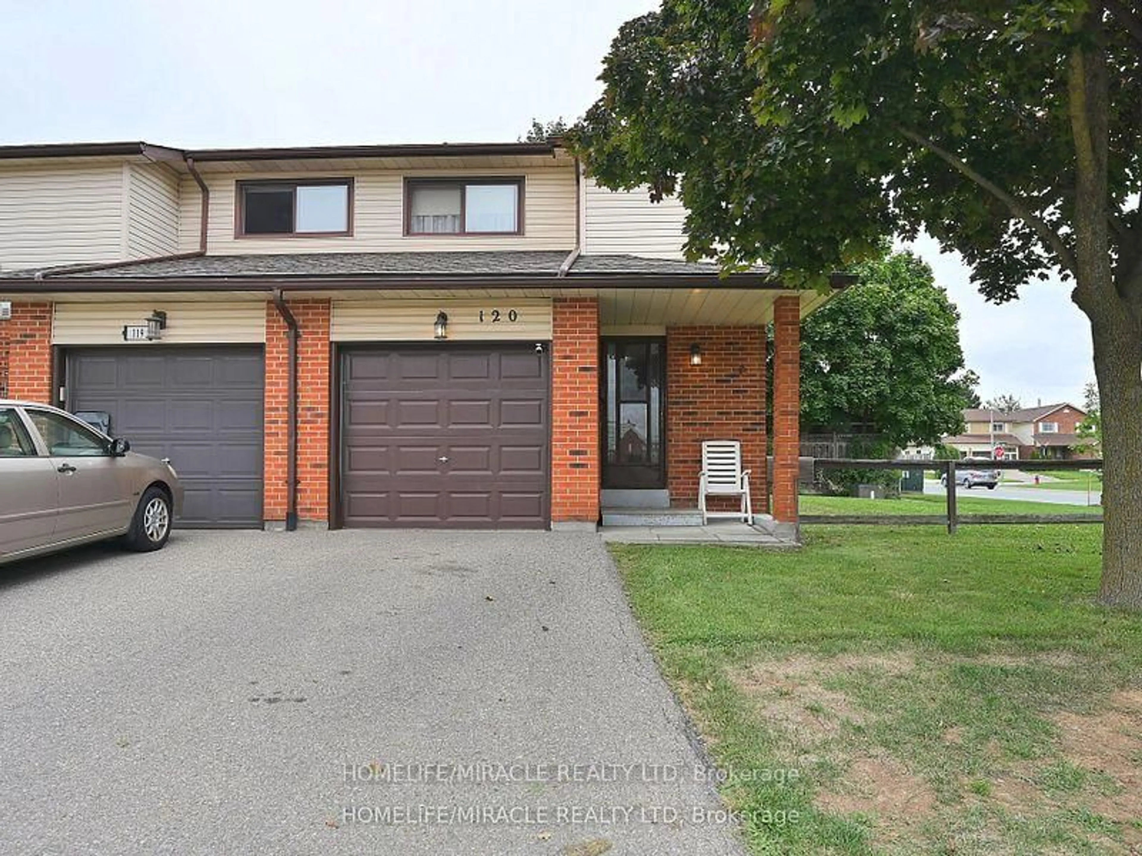 A pic from outside/outdoor area/front of a property/back of a property/a pic from drone, street for 120 Collins Cres #119, Brampton Ontario L6V 3N1