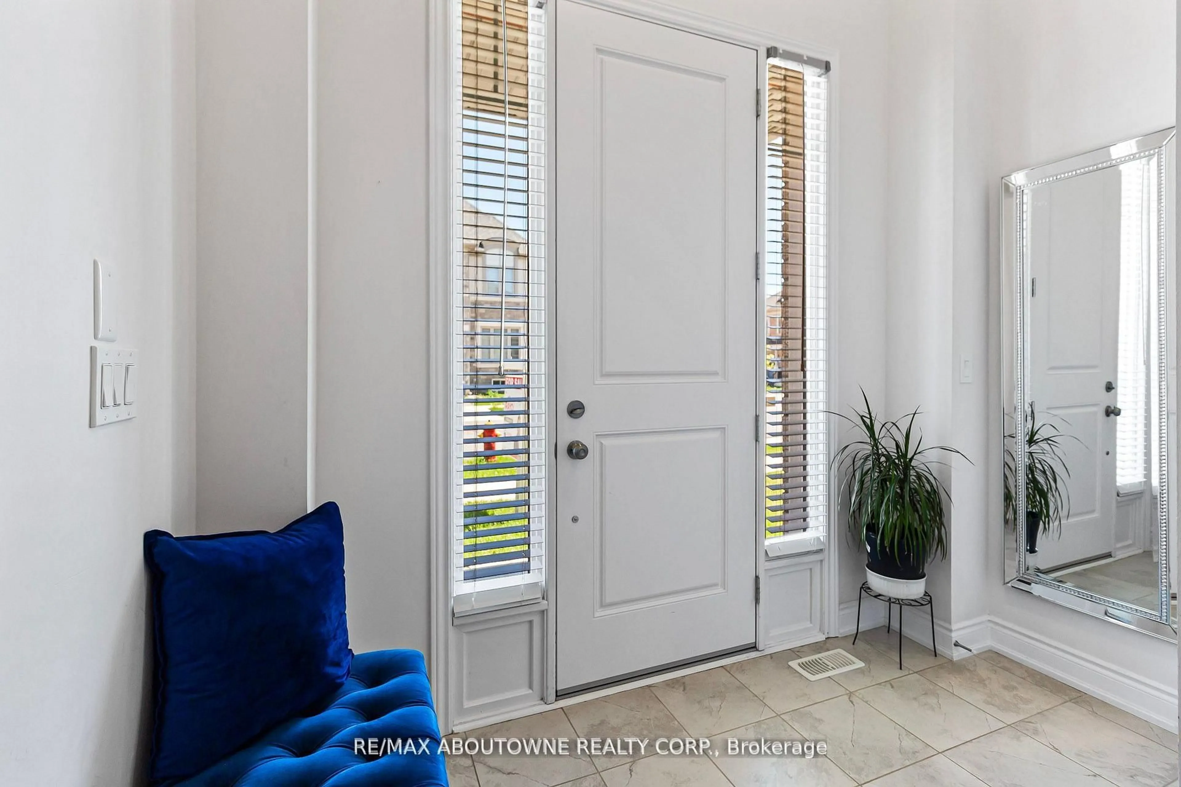 Indoor entryway for 3470 Clayton Tr, Oakville Ontario L6H 0Y9